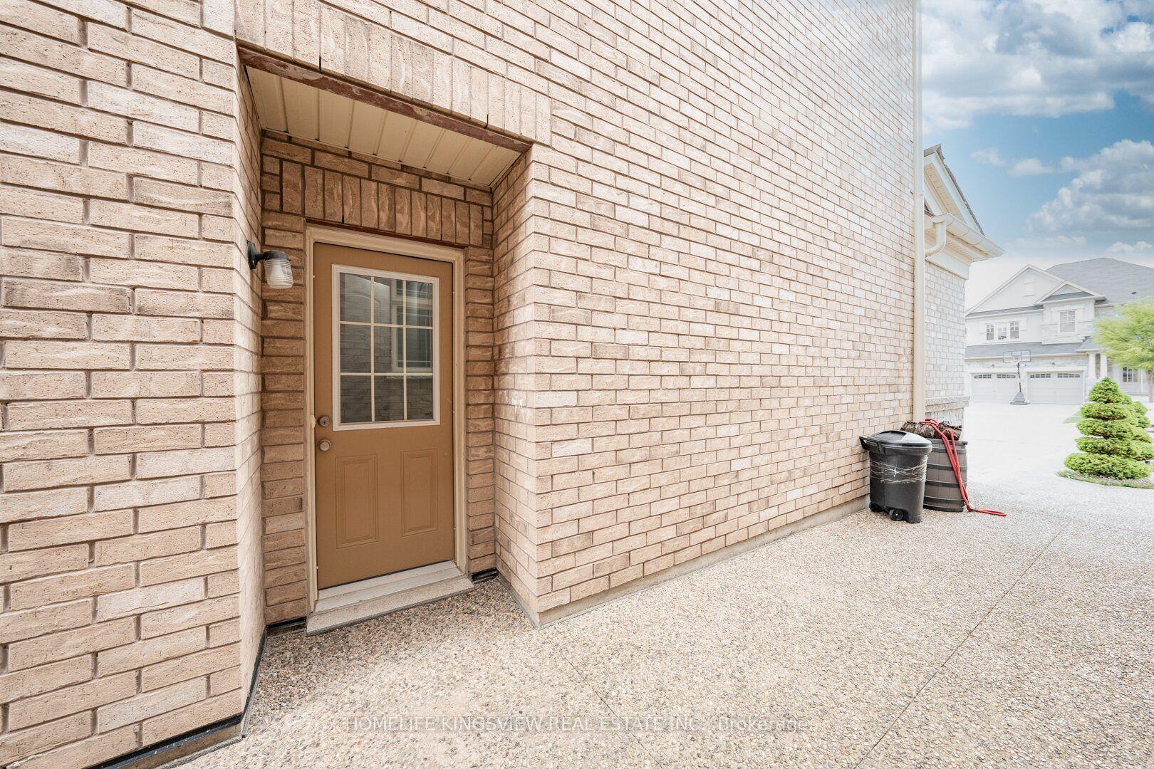 Photo 3 of 61 Ross Vennare Crescent, Vaughan, Kleinburg — HOMEH