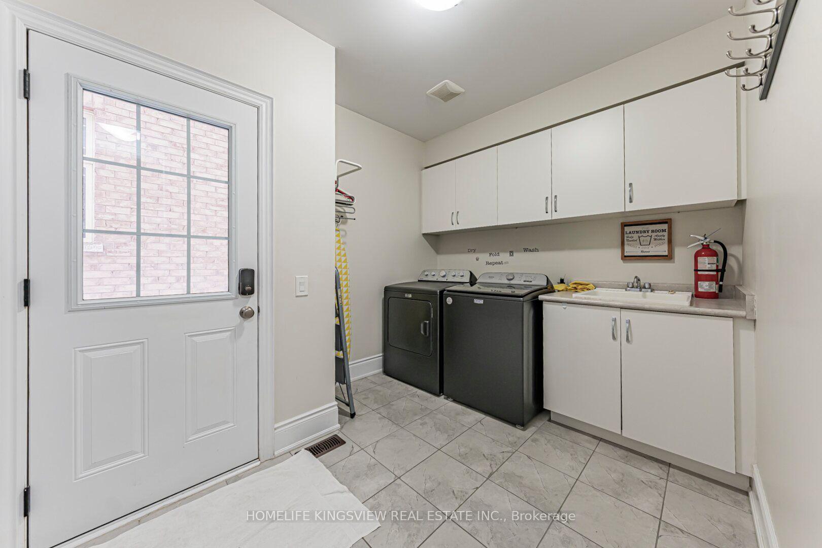 Photo 12 of 61 Ross Vennare Crescent, Vaughan, Kleinburg — HOMEH