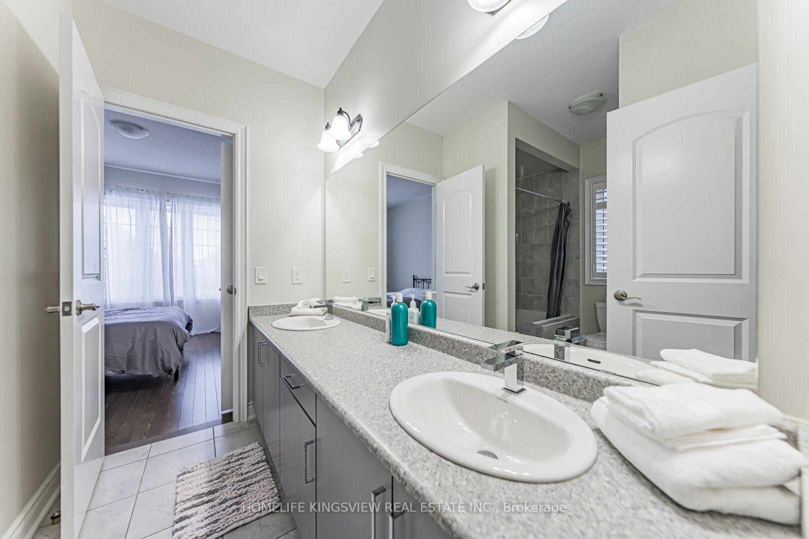 Photo 38 of 61 Ross Vennare Crescent, Vaughan, Kleinburg — HOMEH