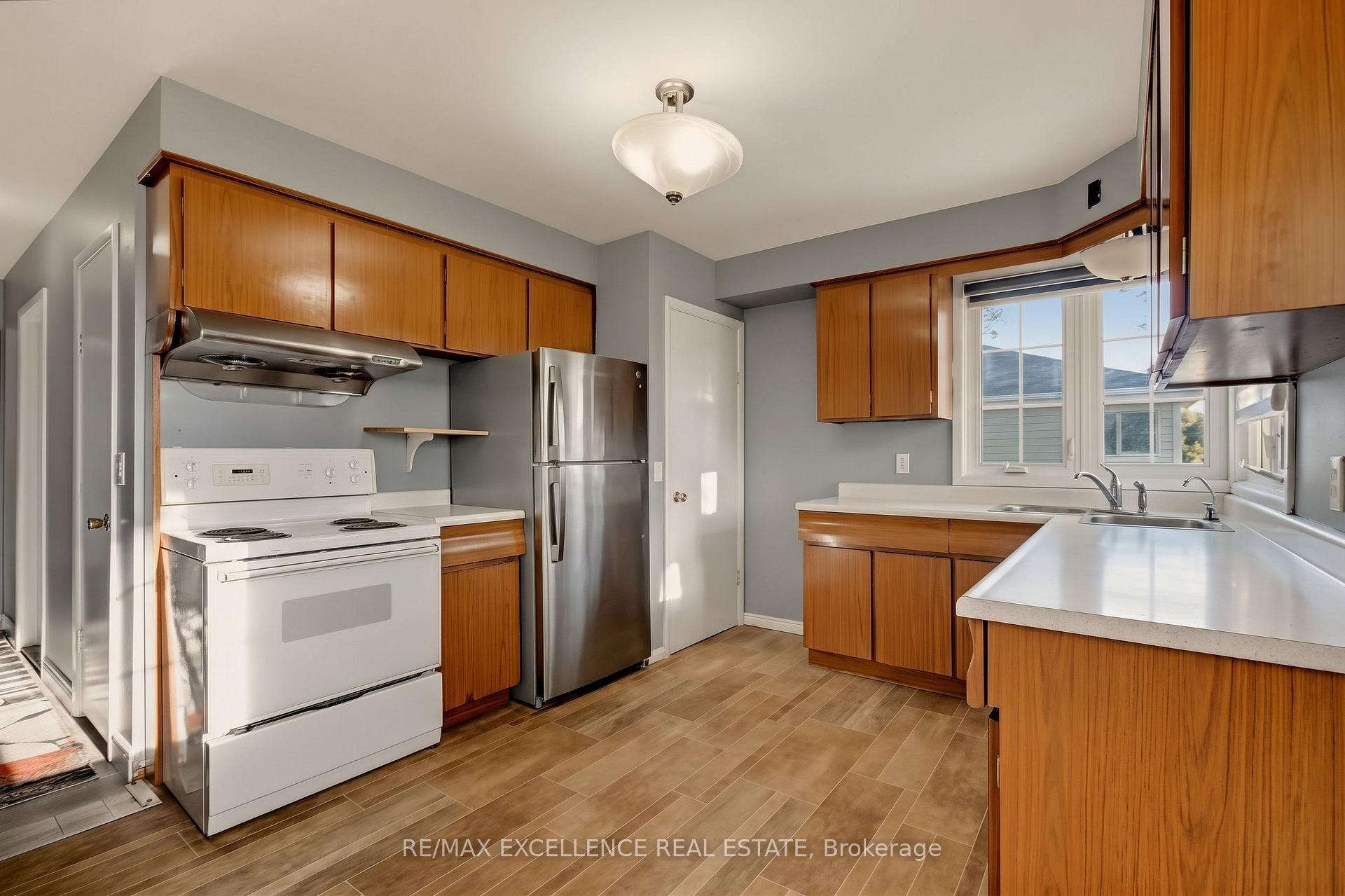 Photo 11 of 3040 Woodlawn Avenue, Windsor, Remington Park — HOMEH