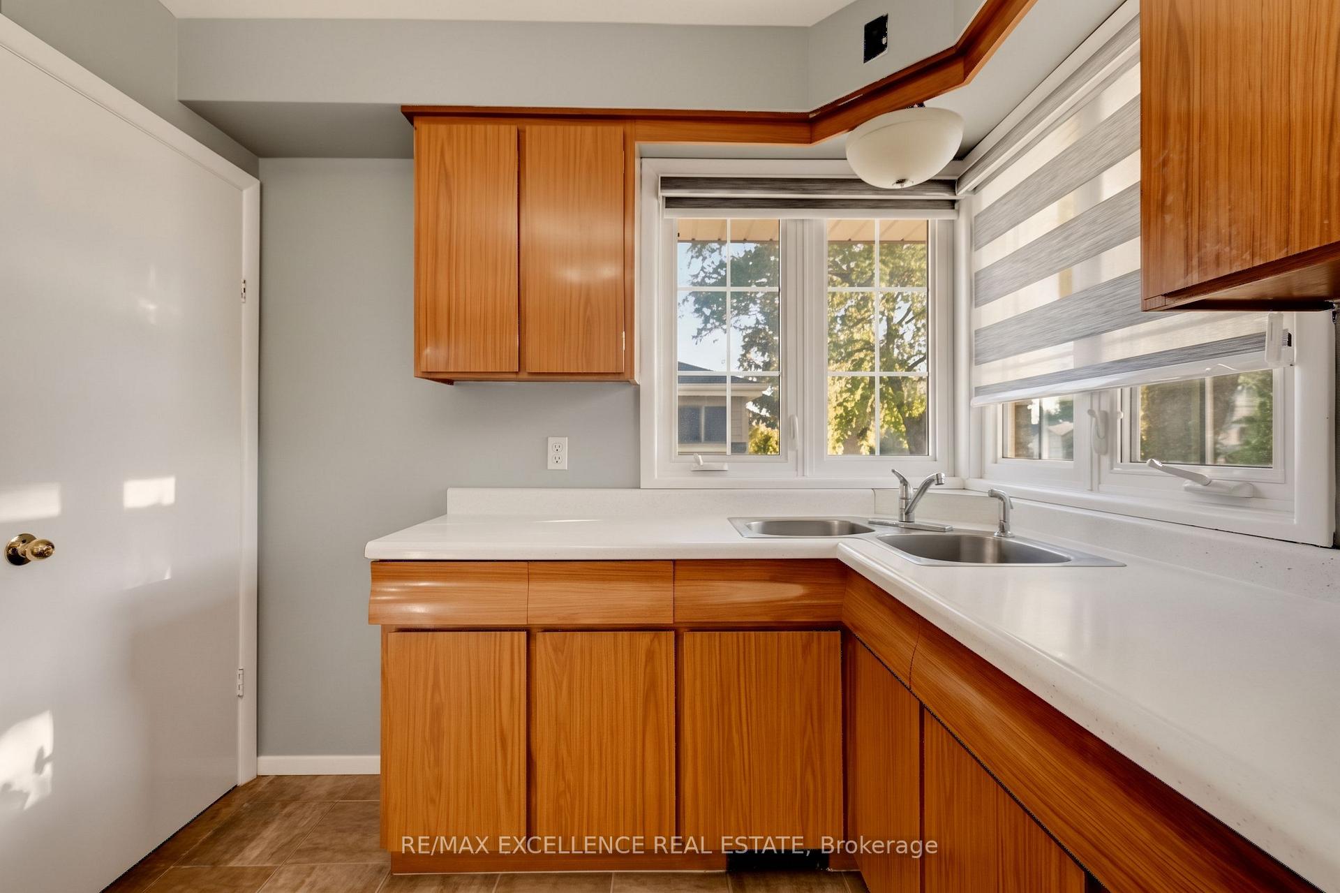 Photo 13 of 3040 Woodlawn Avenue, Windsor, Remington Park — HOMEH