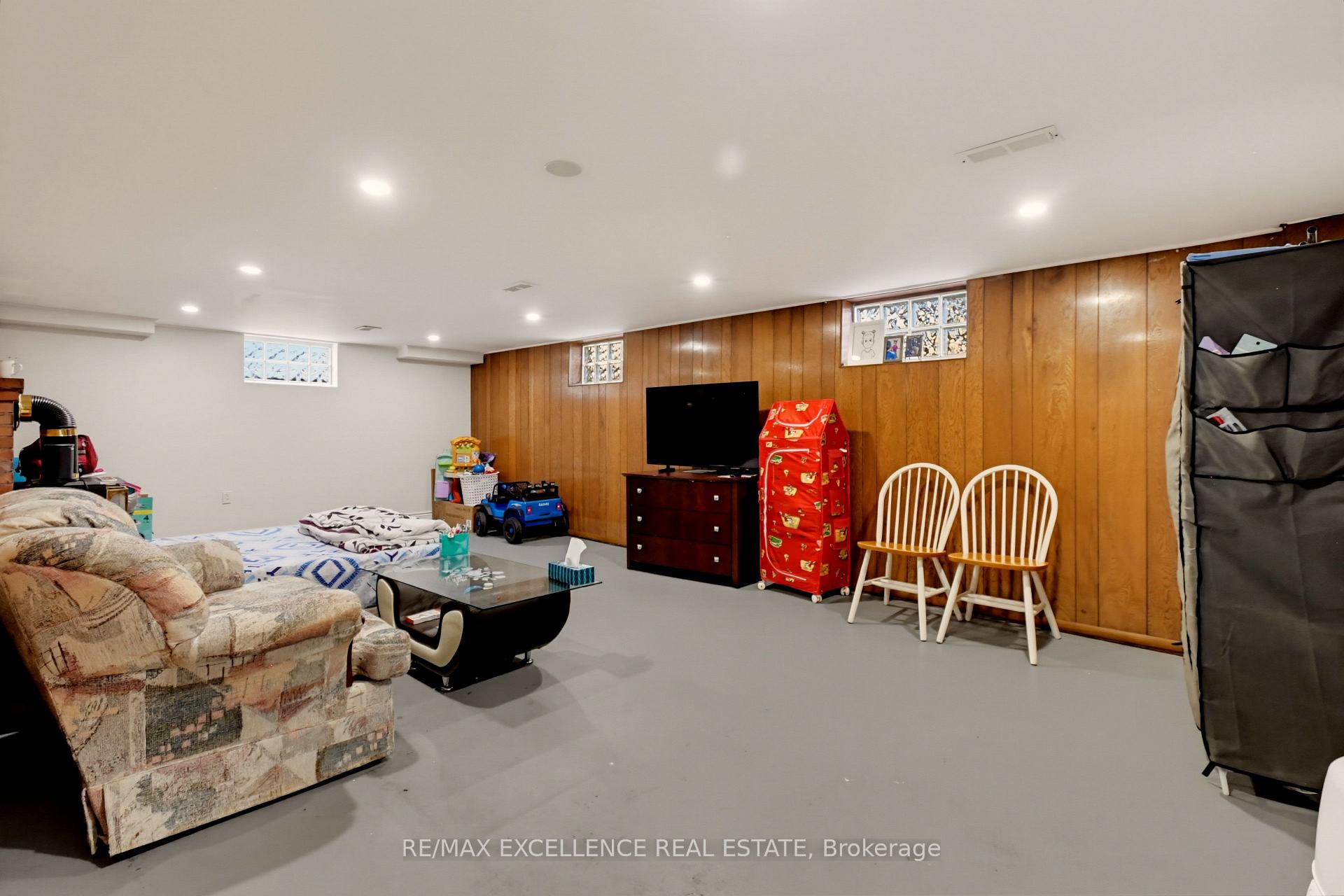 Photo 31 of 3040 Woodlawn Avenue, Windsor, Remington Park — HOMEH
