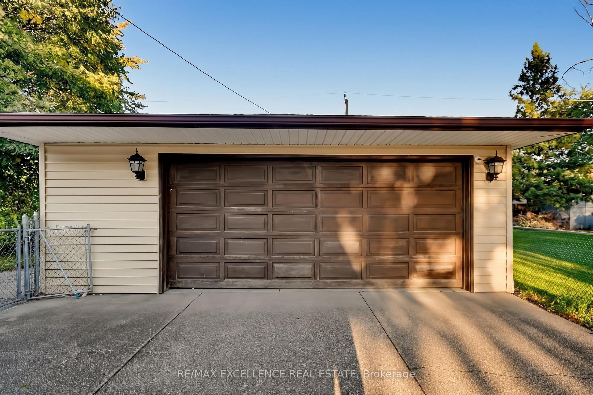 Photo 39 of 3040 Woodlawn Avenue, Windsor, Remington Park — HOMEH