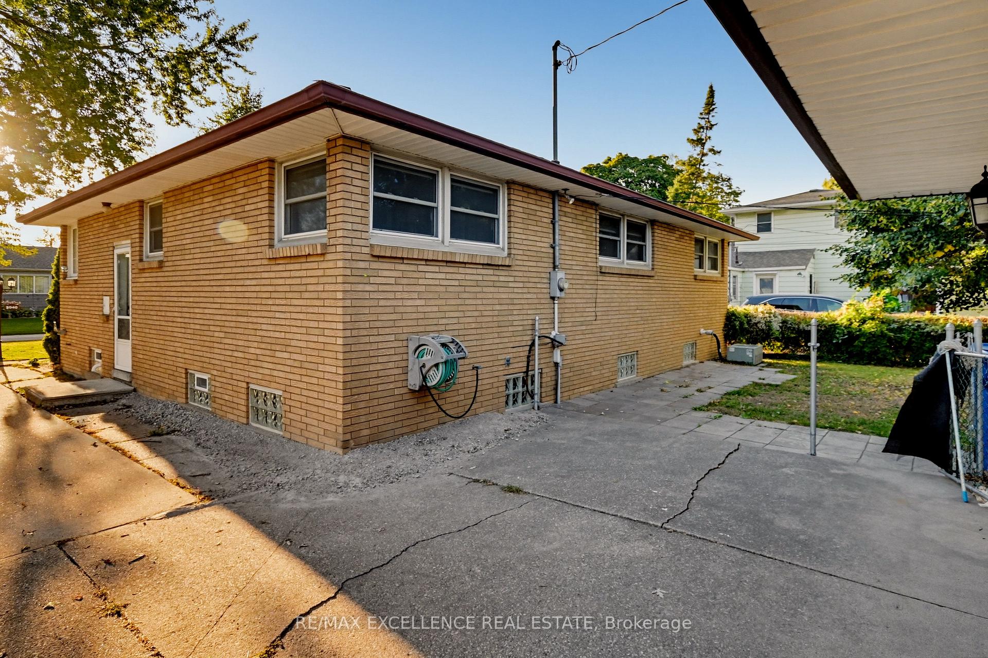 Photo 40 of 3040 Woodlawn Avenue, Windsor, Remington Park — HOMEH