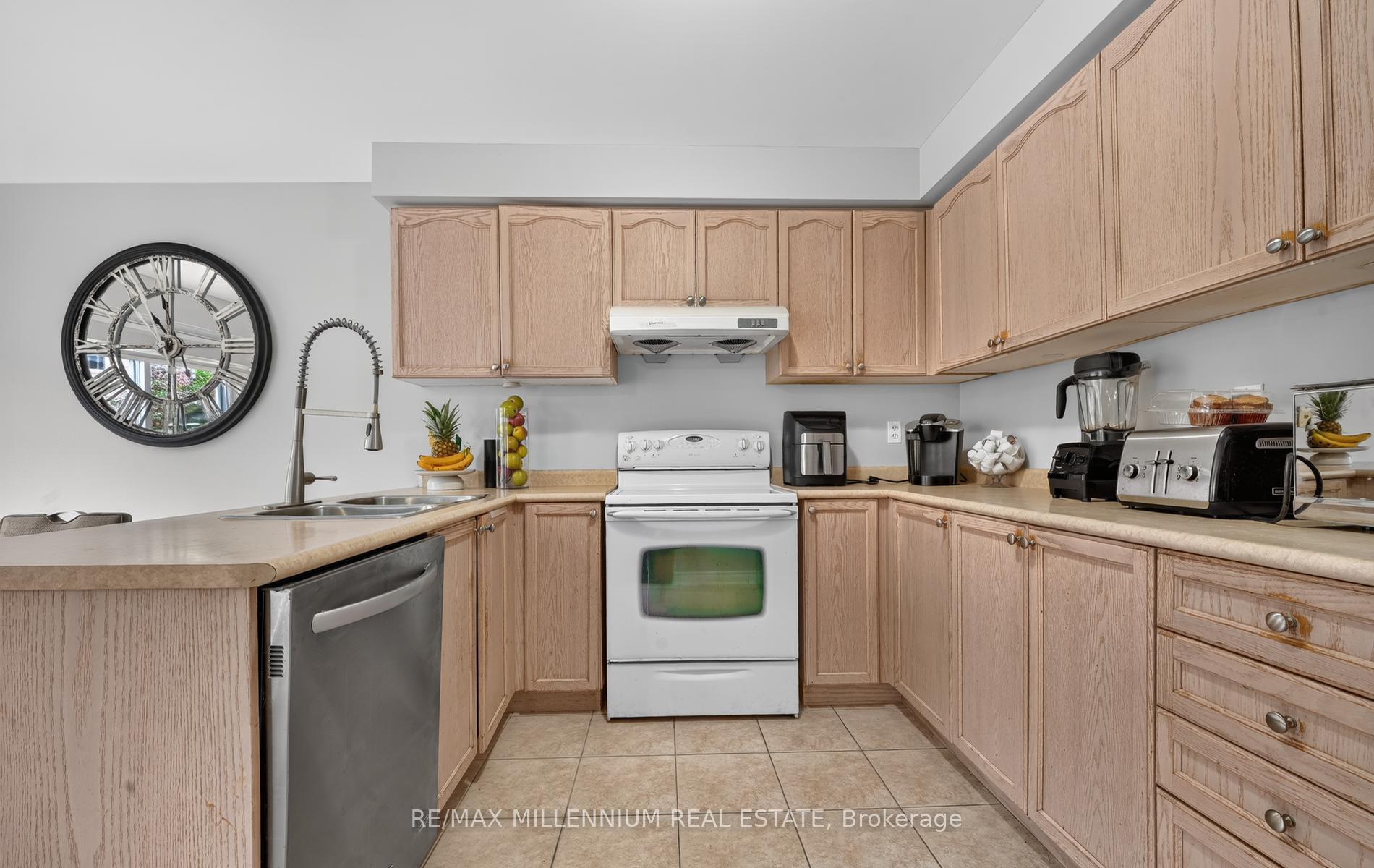 Photo 7 of 262 Brisdale Drive W, Brampton, Fletcher's Meadow — HOMEH