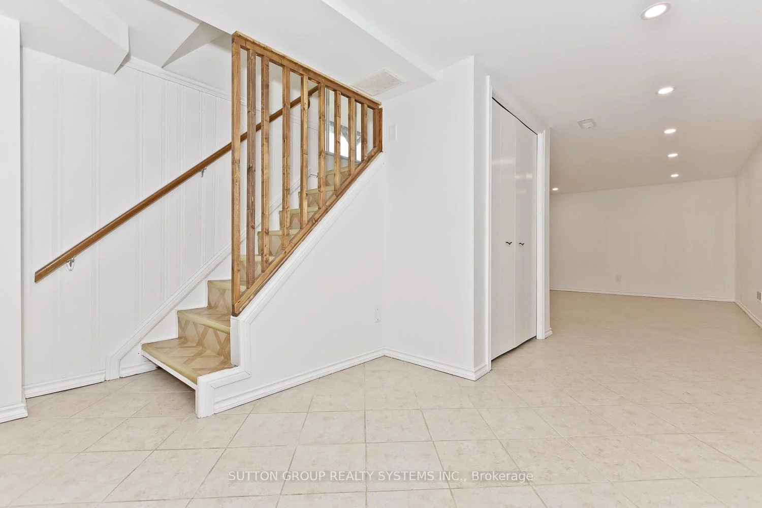 Photo 6 of Unit Main, 33 Crescentwood Drive, St. Catharines, Lakeport — HOMEH