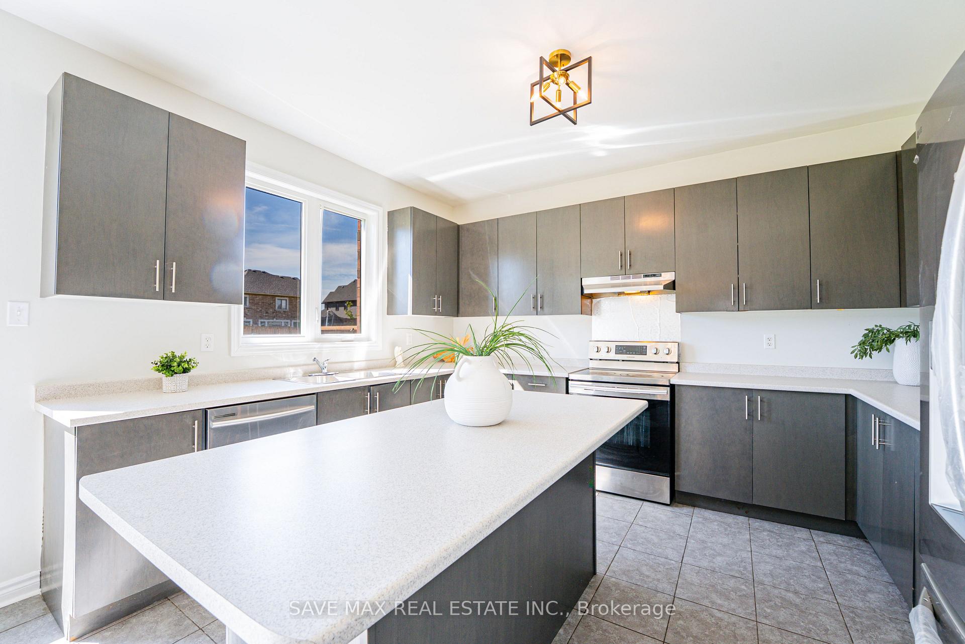 Photo 16 of 28 Dey Drive W, Collingwood — HOMEH