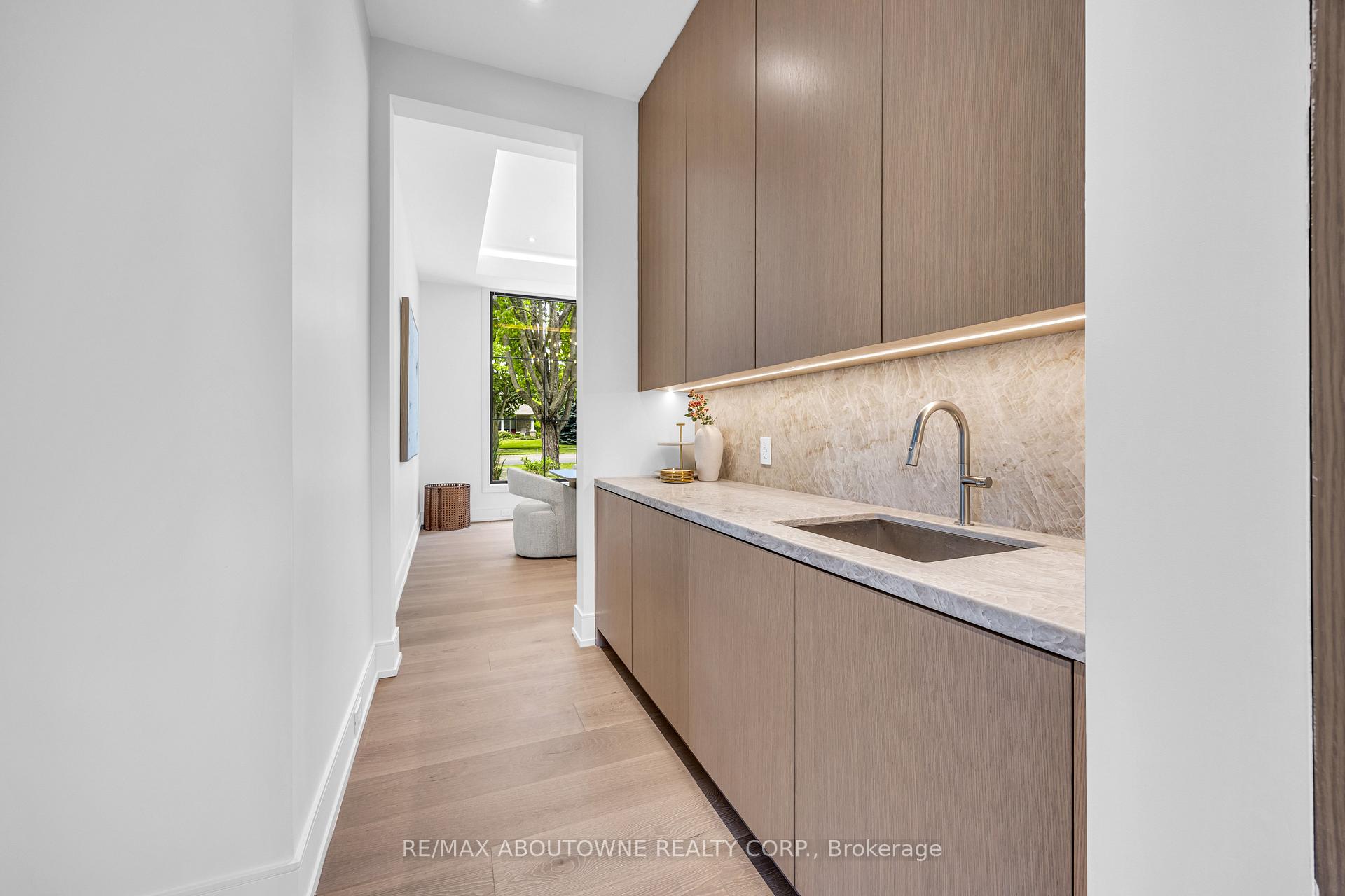 Photo 9 of 152 Third Line, Oakville, Bronte — HOMEH