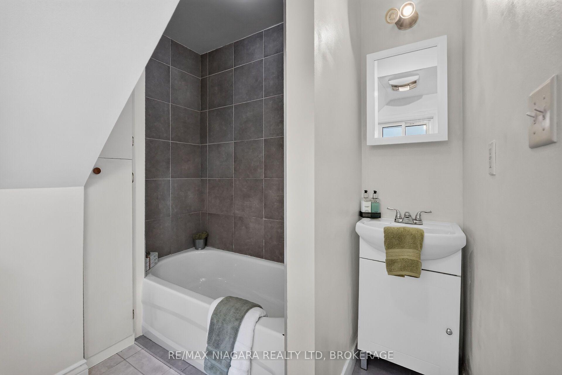 Photo 13 of 15 Adelaide Street, Grimsby, Grimsby West — HOMEH