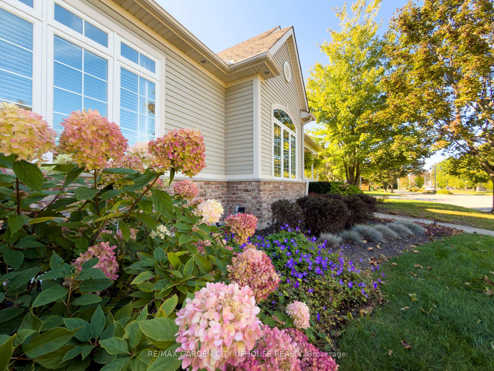 Photo 38 of 45 Oarsman Crescent, St. Catharines, Martindale Pond — HOMEH