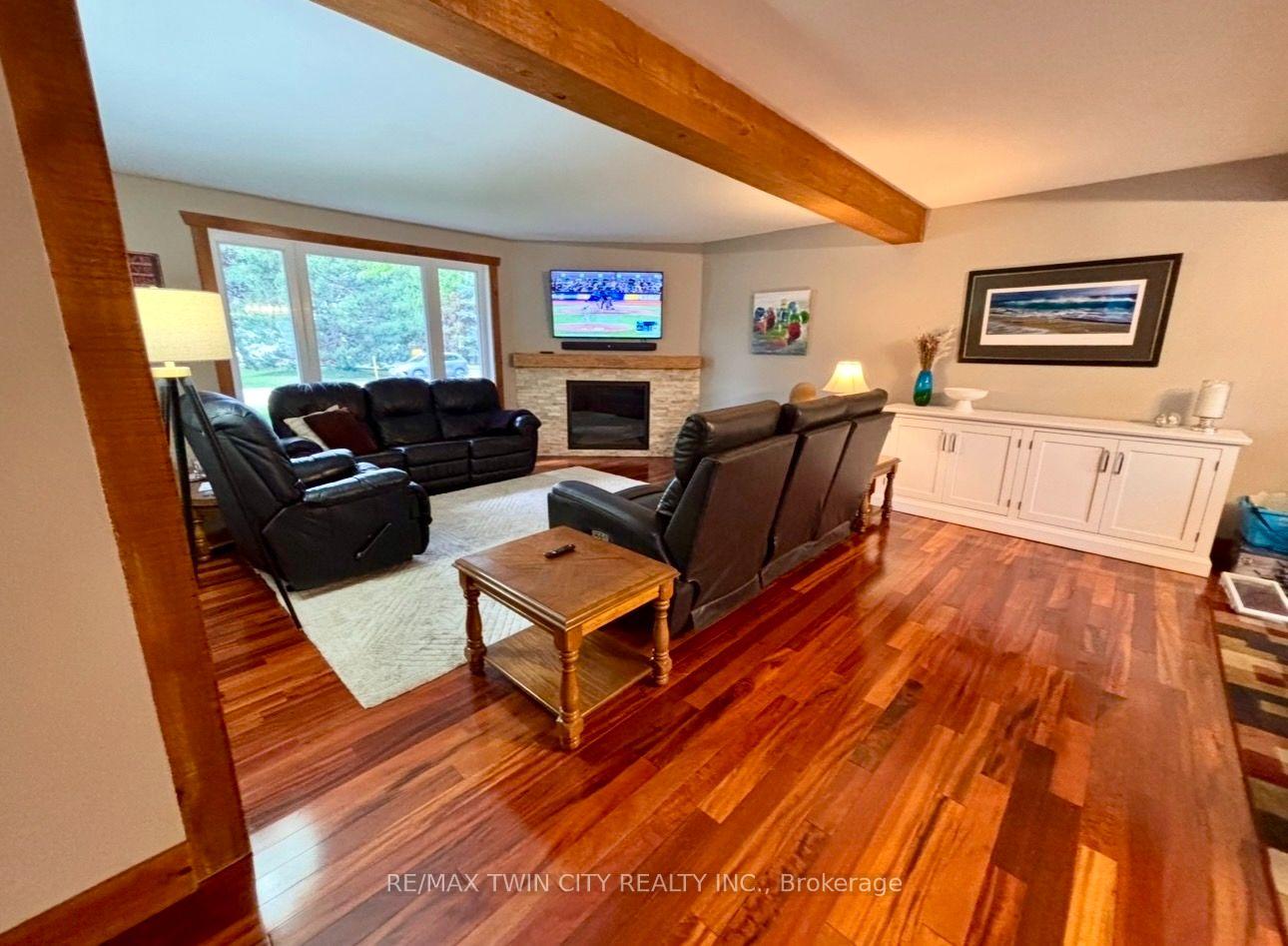 Photo 3 of 136 Carmichael Crescent, Blue Mountains — HOMEH