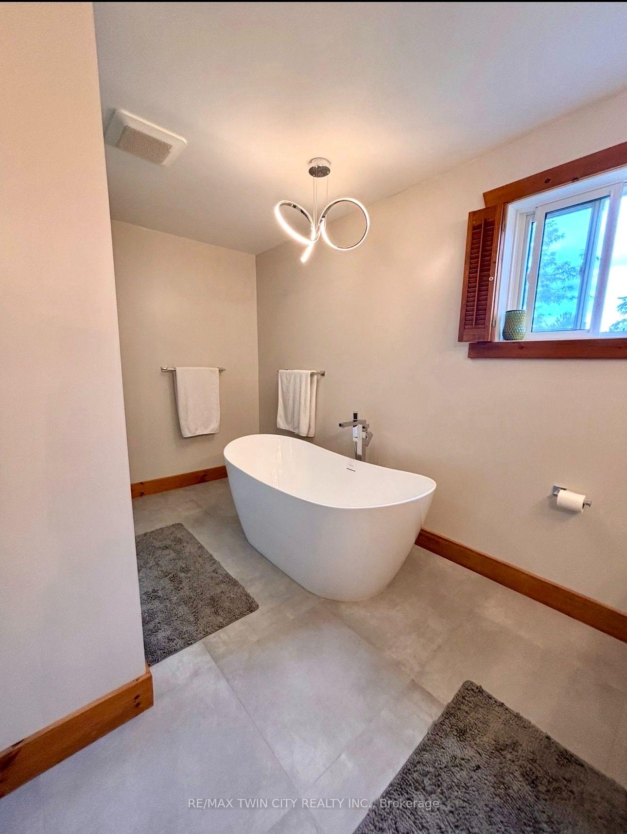 Photo 9 of 136 Carmichael Crescent, Blue Mountains — HOMEH