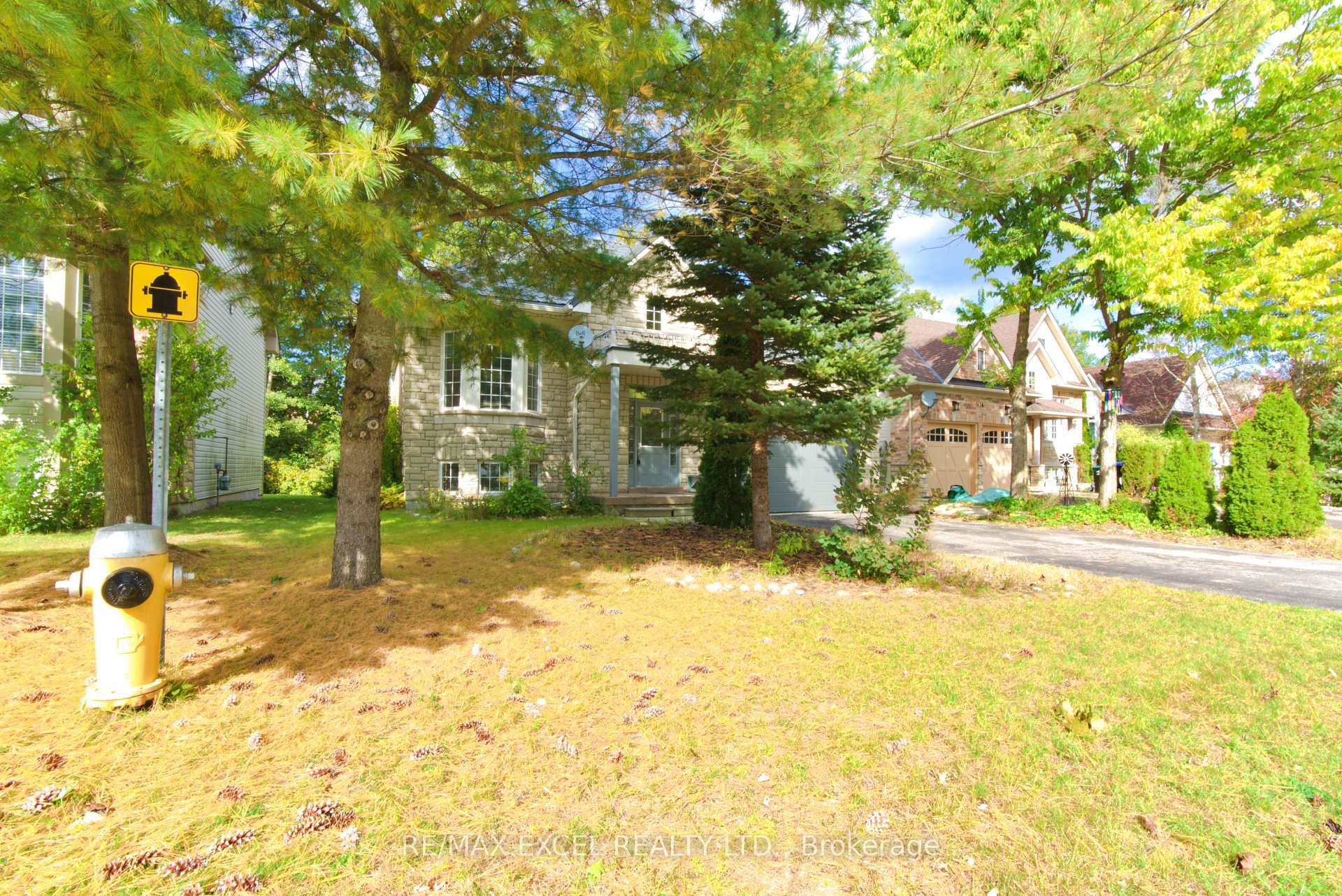 Photo 3 of 12 Cardinal Way, Wasaga Beach — HOMEH