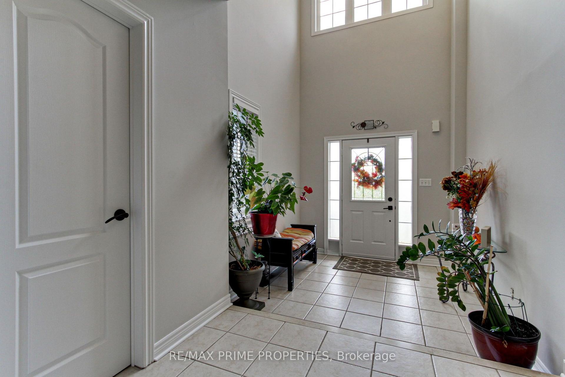 Photo 3 of 64 Ian Drive, Georgina, Keswick South — HOMEH