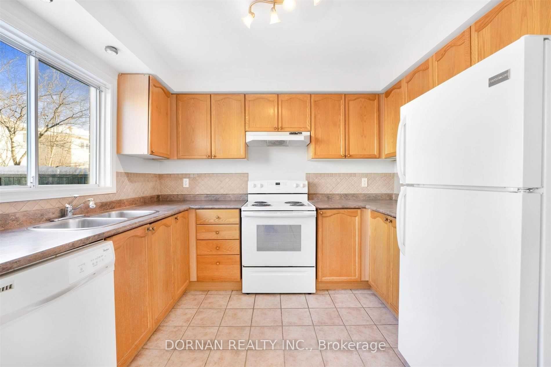 Photo 5 of 76 Greengrove Way, Whitby, Rolling Acres — HOMEH