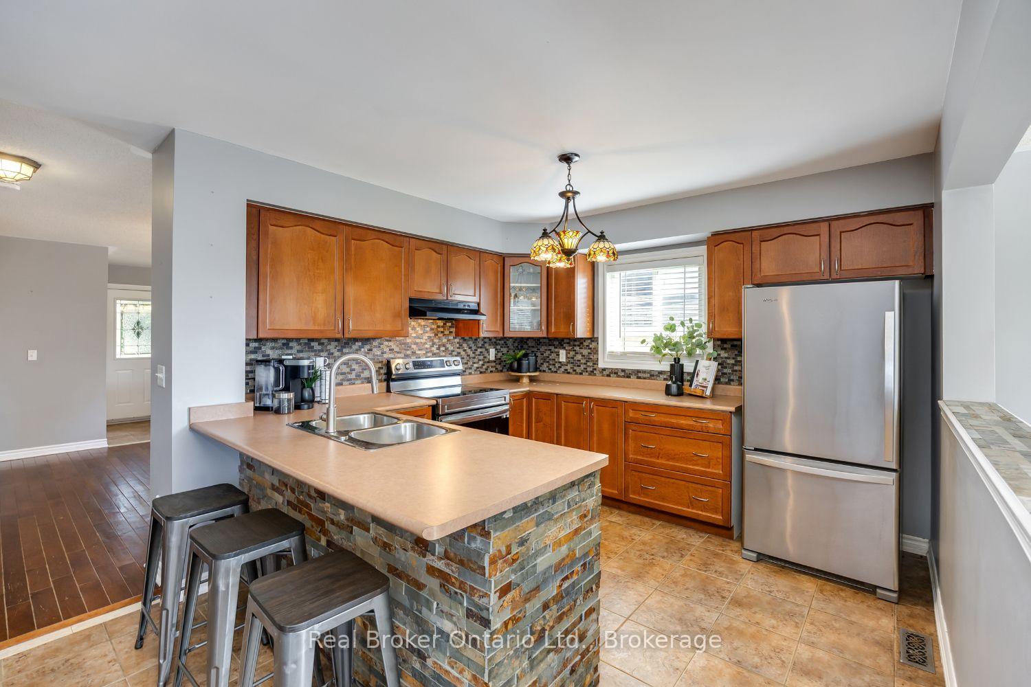 Photo 7 of 119 Allworth Crescent, Clarington, Bowmanville — HOMEH