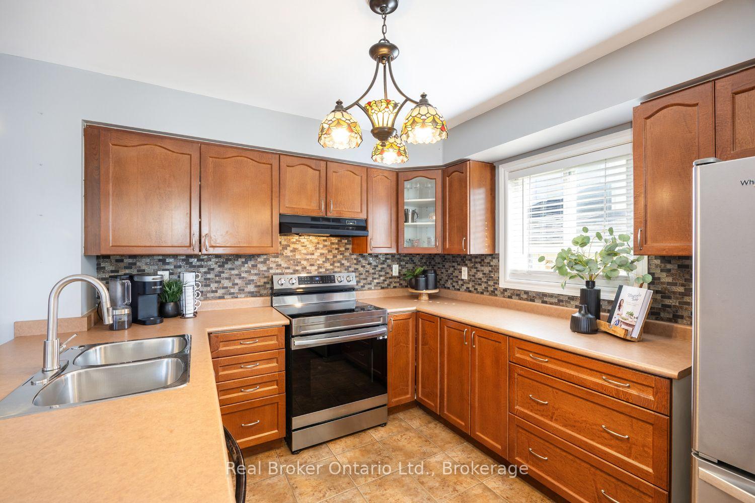 Photo 8 of 119 Allworth Crescent, Clarington, Bowmanville — HOMEH