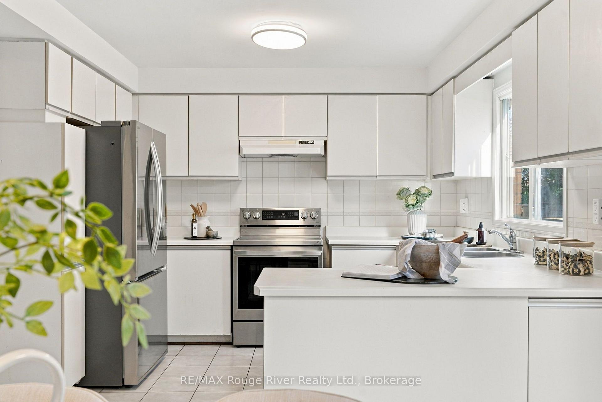 Photo 13 of 51 Lofthouse Drive, Whitby, Rolling Acres — HOMEH