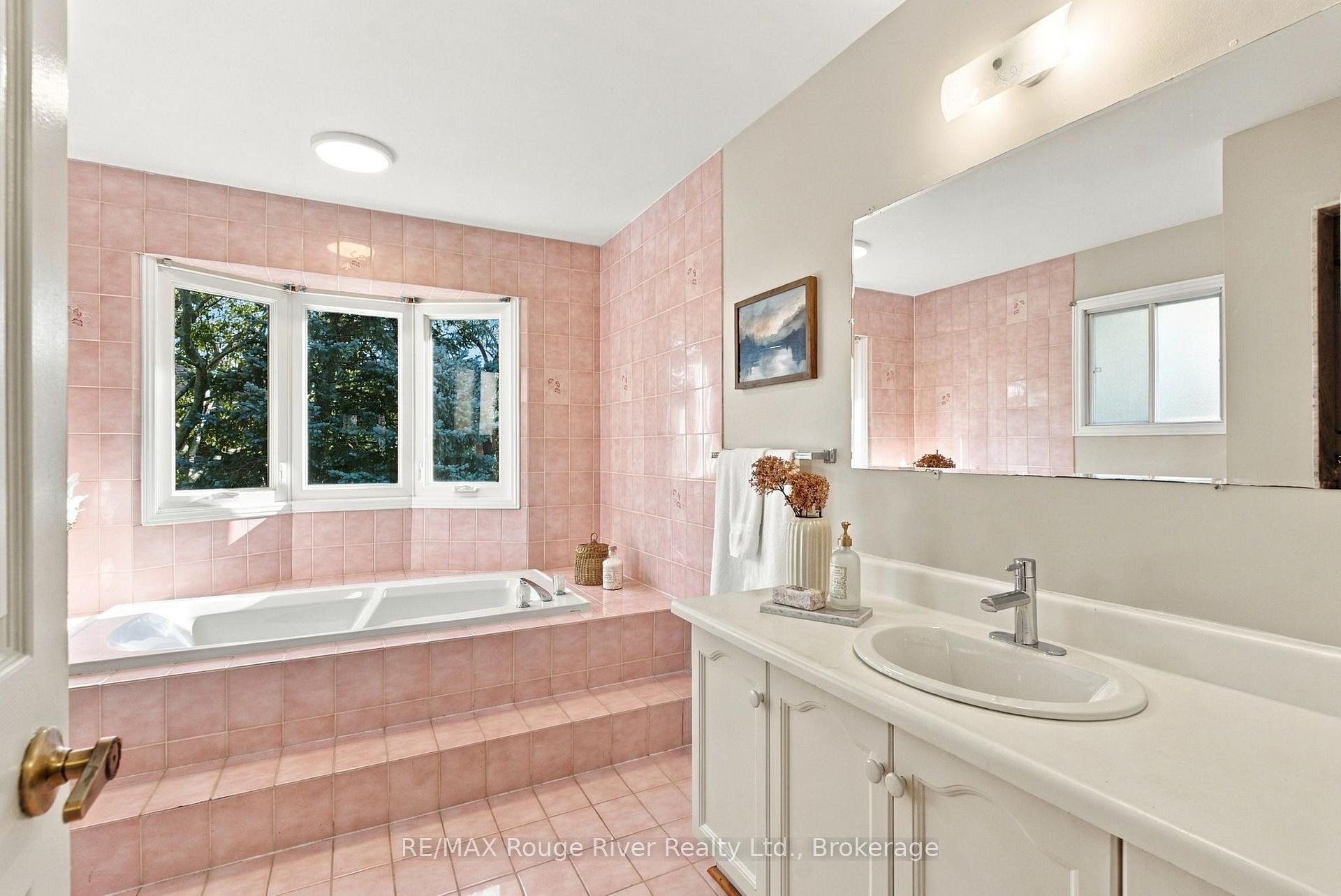 Photo 26 of 51 Lofthouse Drive, Whitby, Rolling Acres — HOMEH