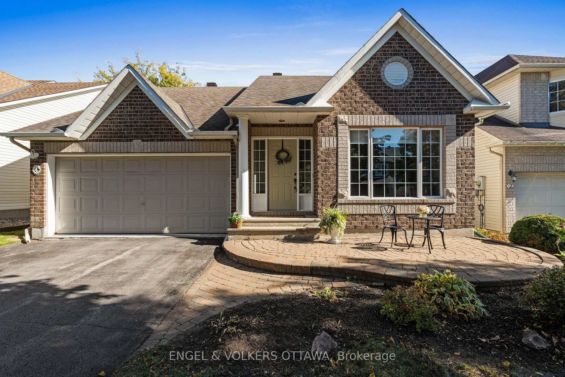 Photo 2 of 4 Burnstead Crescent, Ottawa, Kanata - Emerald Meadows/Trailwest — HOMEH