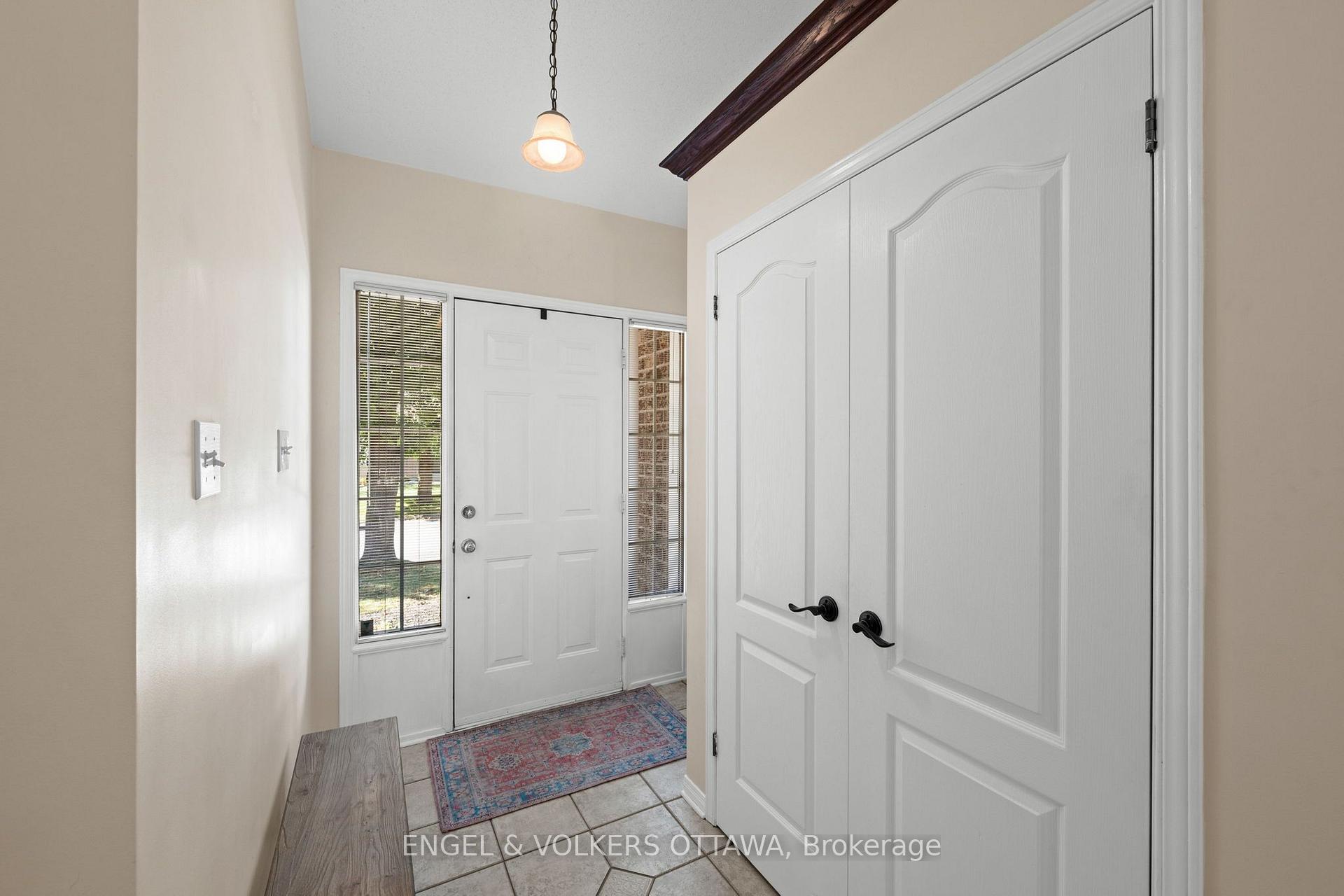 Photo 3 of 4 Burnstead Crescent, Ottawa, Kanata - Emerald Meadows/Trailwest — HOMEH