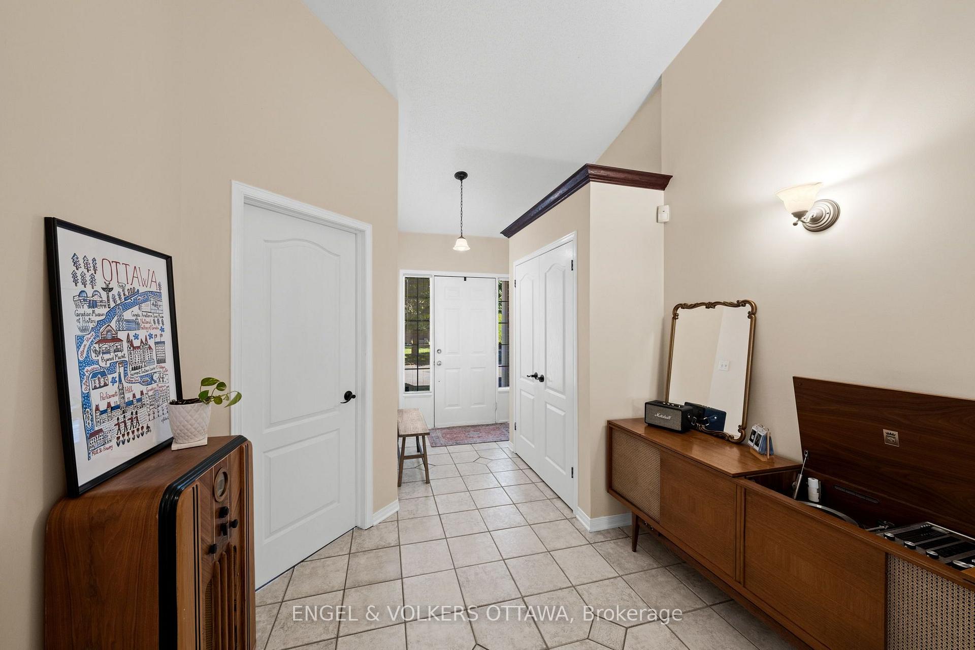 Photo 4 of 4 Burnstead Crescent, Ottawa, Kanata - Emerald Meadows/Trailwest — HOMEH