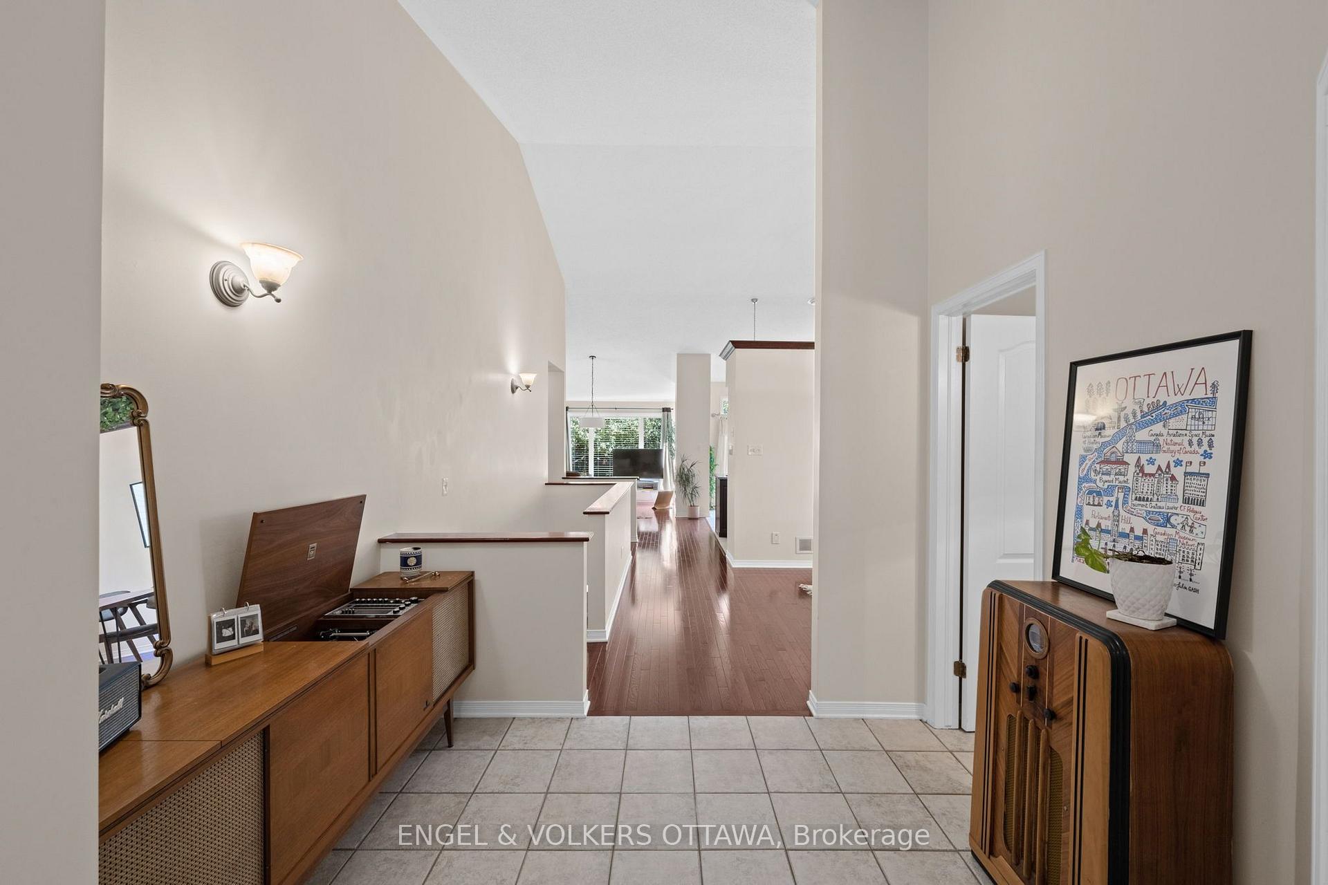 Photo 5 of 4 Burnstead Crescent, Ottawa, Kanata - Emerald Meadows/Trailwest — HOMEH