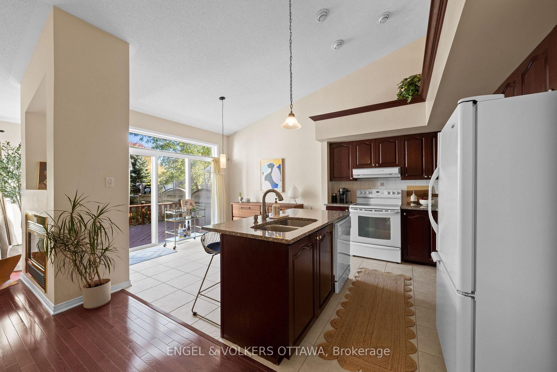 Photo 10 of 4 Burnstead Crescent, Ottawa, Kanata - Emerald Meadows/Trailwest — HOMEH