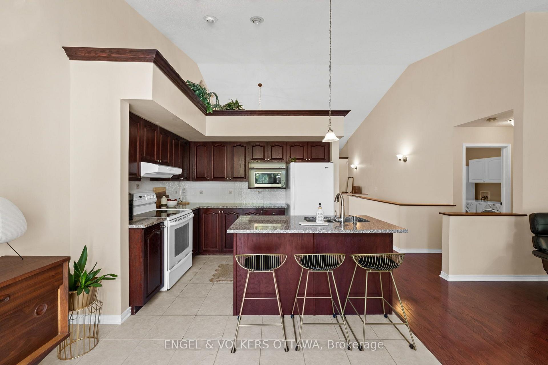 Photo 11 of 4 Burnstead Crescent, Ottawa, Kanata - Emerald Meadows/Trailwest — HOMEH