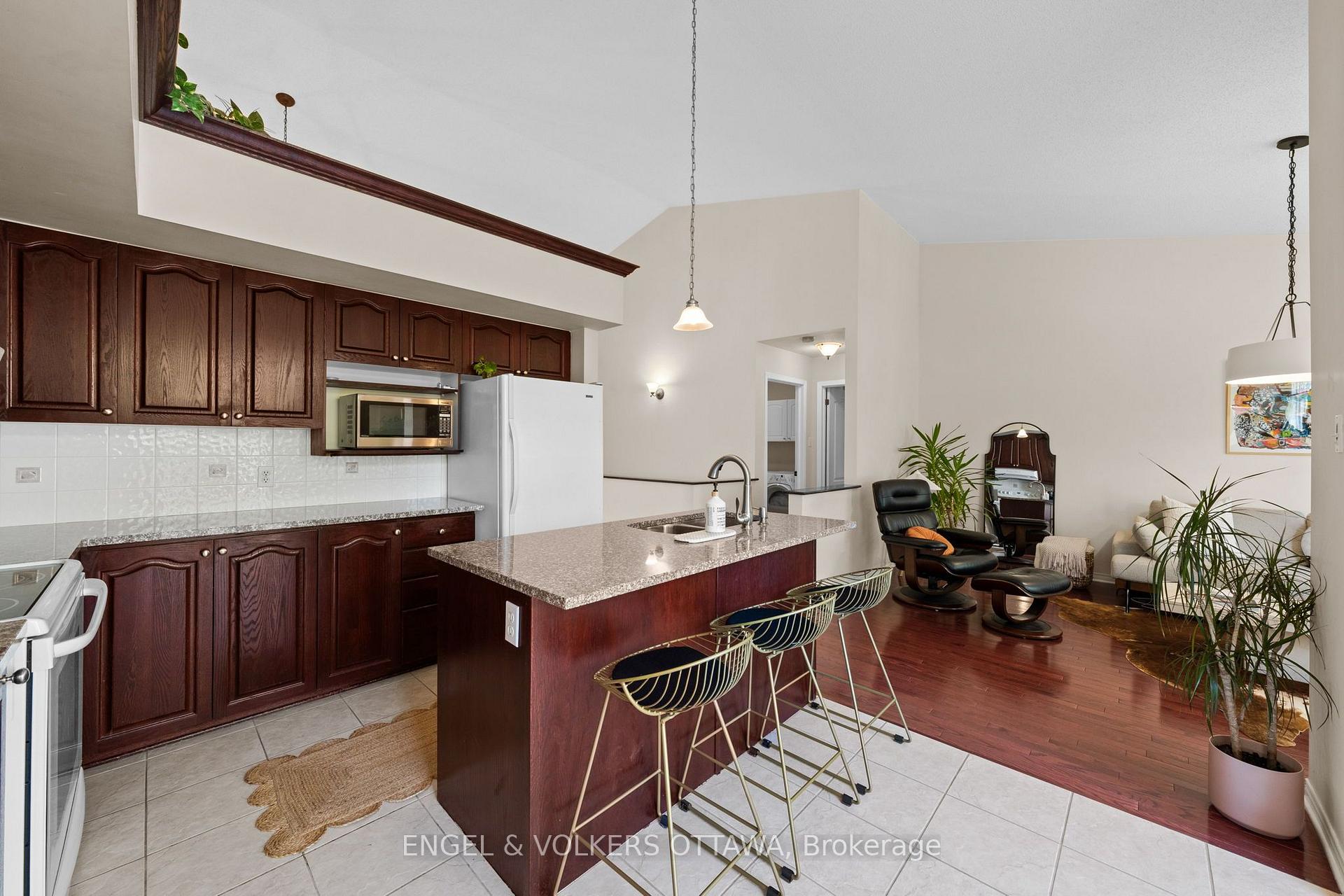 Photo 12 of 4 Burnstead Crescent, Ottawa, Kanata - Emerald Meadows/Trailwest — HOMEH