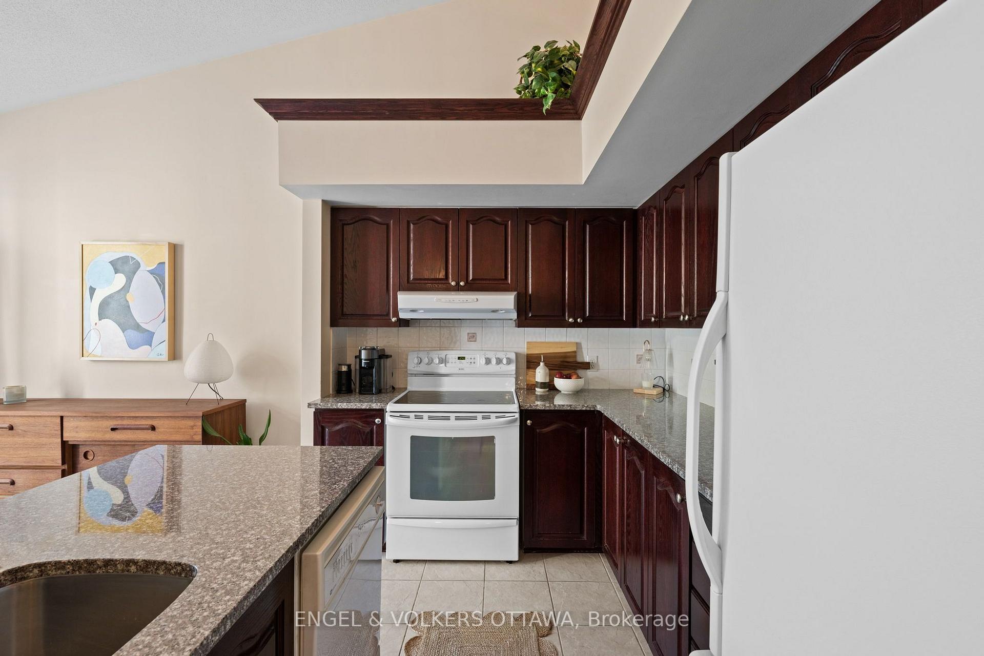 Photo 14 of 4 Burnstead Crescent, Ottawa, Kanata - Emerald Meadows/Trailwest — HOMEH