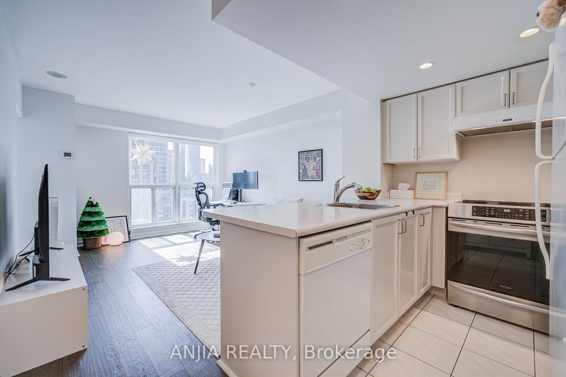 Photo 4 of Unit 2011, 8 Park Road, Toronto, Rosedale-Moore Park — HOMEH