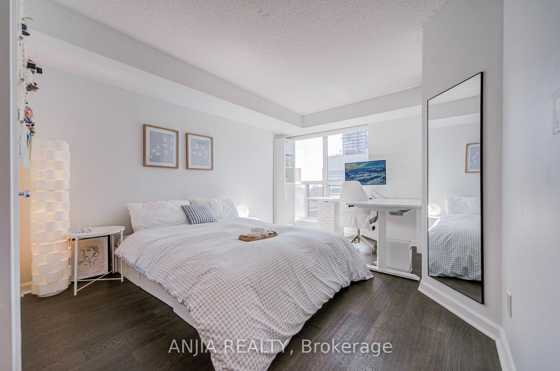 Photo 6 of Unit 2011, 8 Park Road, Toronto, Rosedale-Moore Park — HOMEH