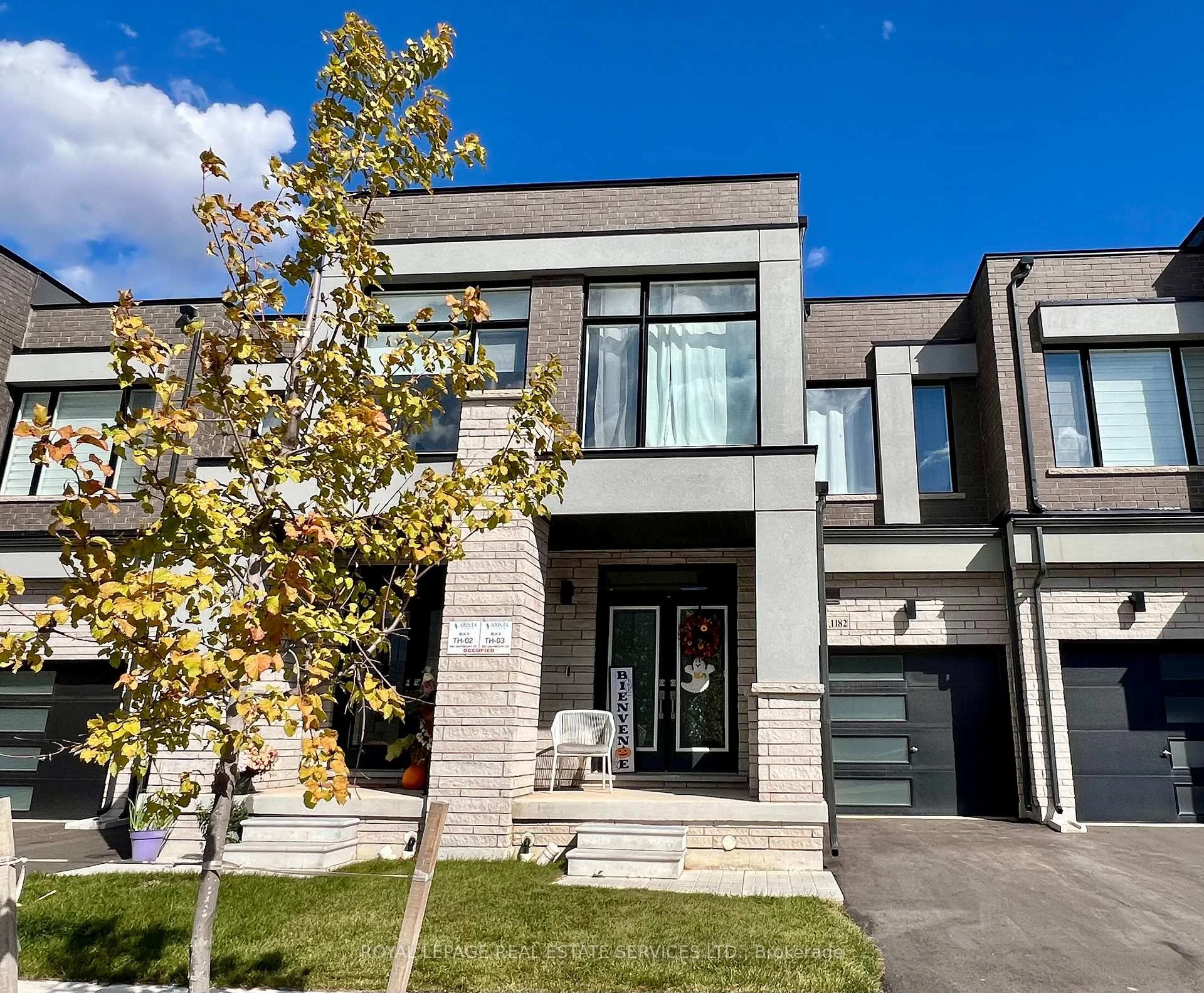 Front of 1182 Dartmouth Crescent