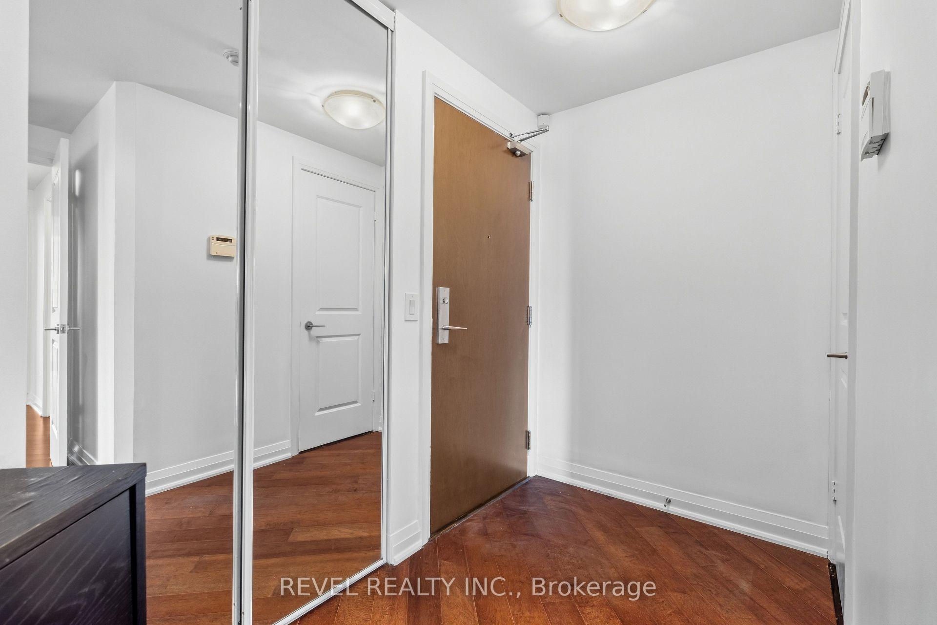 Photo 4 of Unit 511, 1055 Southdown Road, Mississauga, Clarkson — HOMEH
