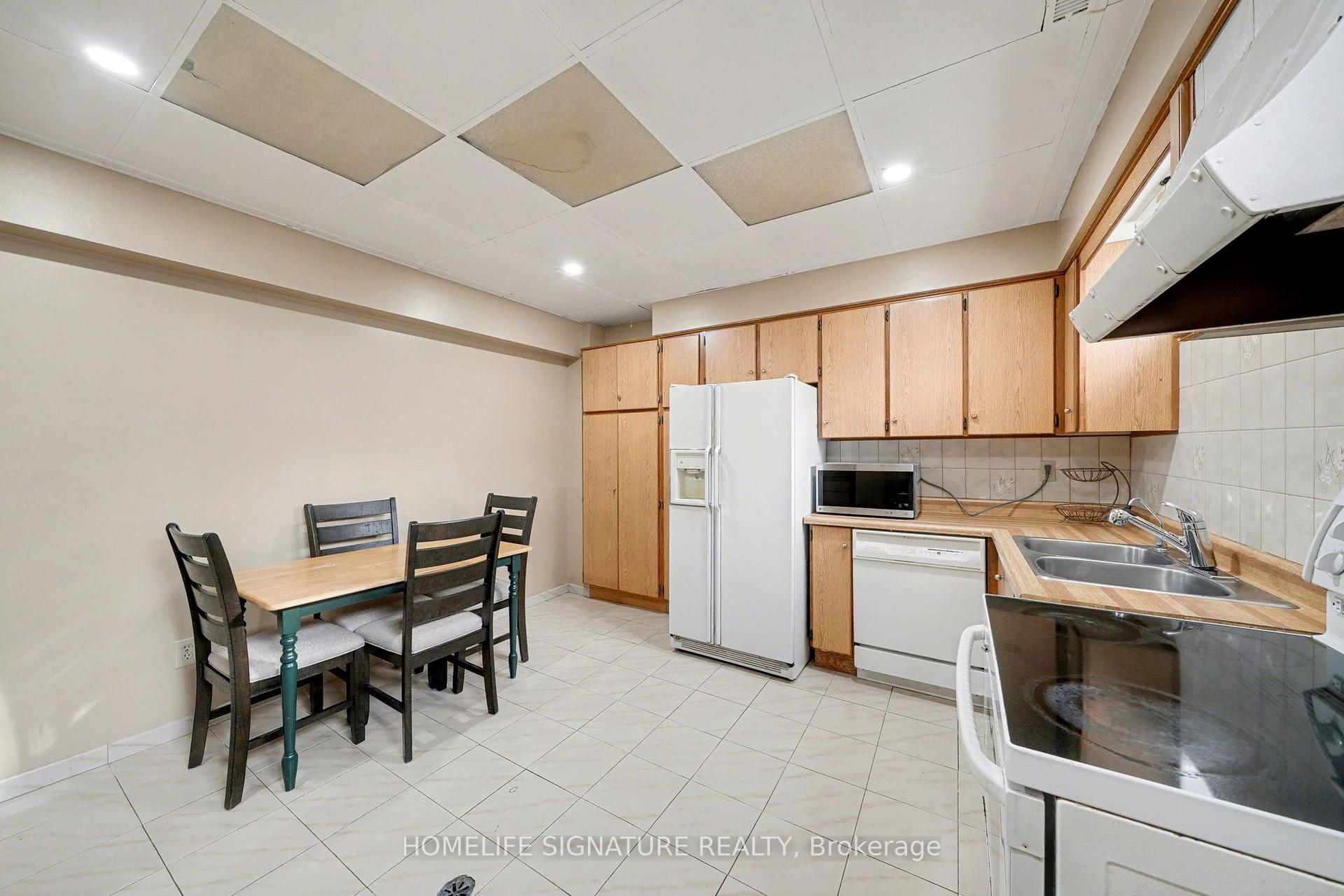 Photo 11 of 28 Walton Drive, Caledon, Palgrave — HOMEH