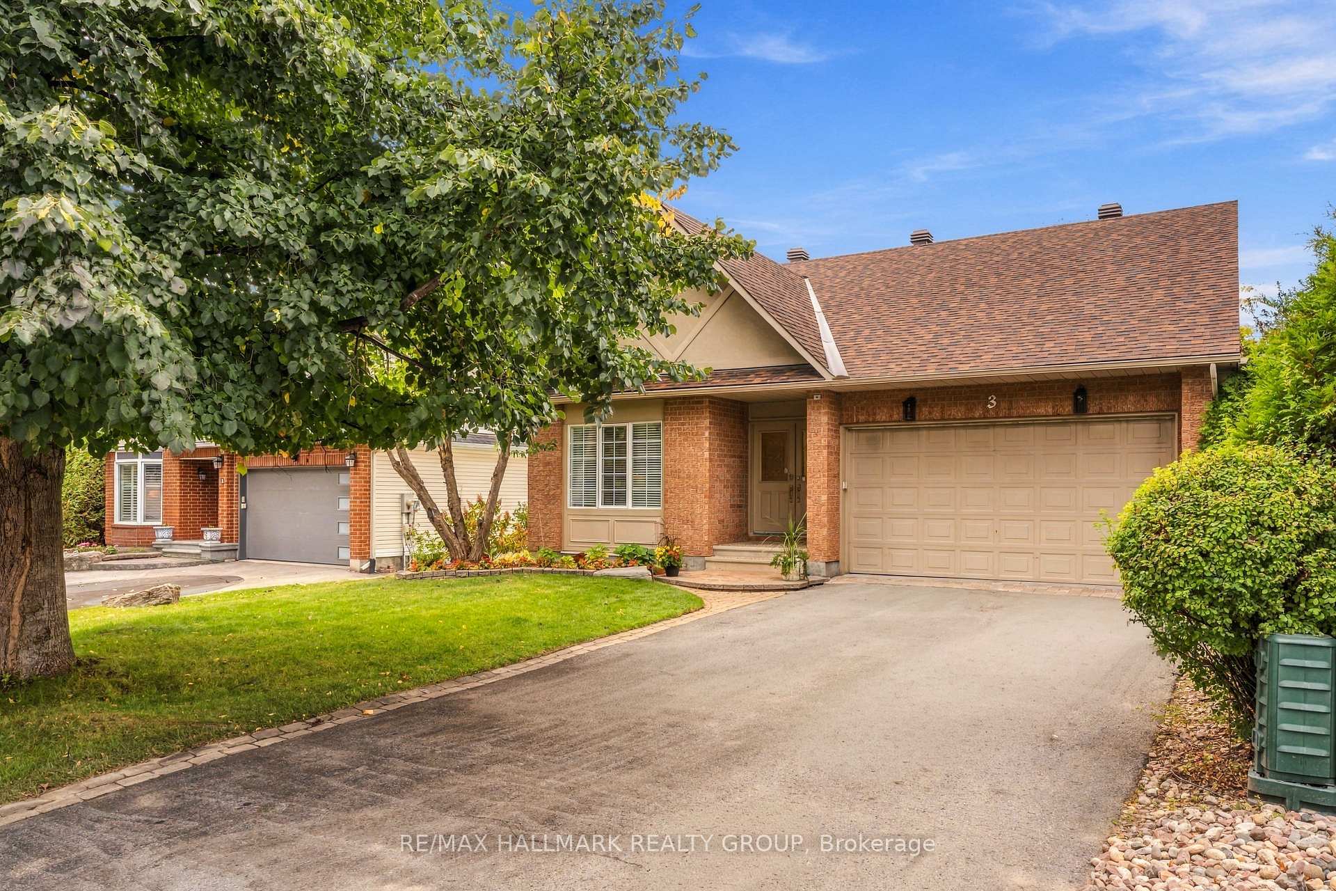Photo 2 of 3 Burnstead Crescent, Ottawa, Kanata - Emerald Meadows/Trailwest — HOMEH