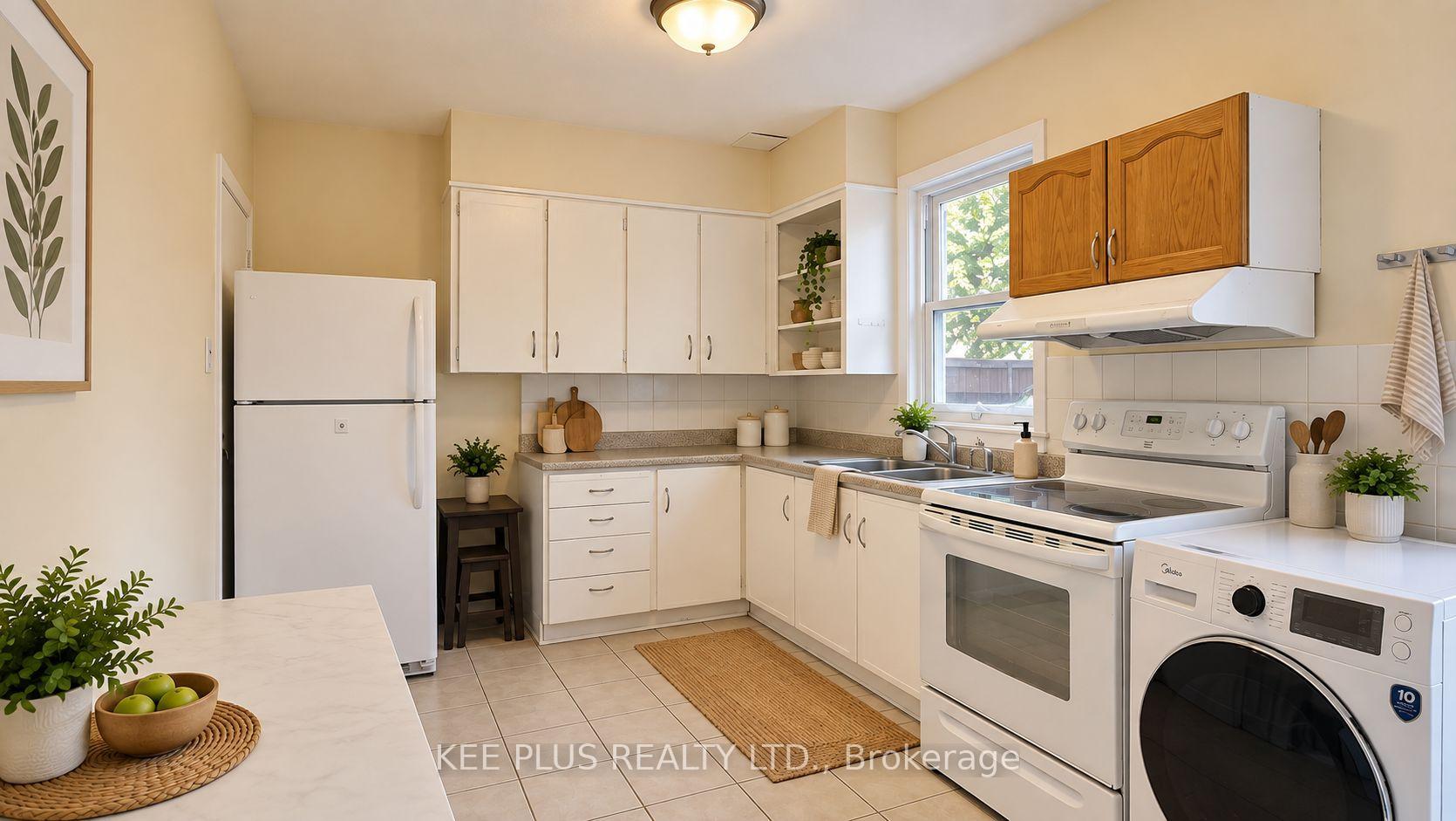 Photo 6 of 131 Chisholm Avenue, Toronto, Woodbine-Lumsden — HOMEH