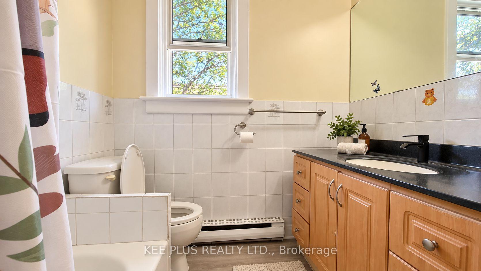 Photo 13 of 131 Chisholm Avenue, Toronto, Woodbine-Lumsden — HOMEH