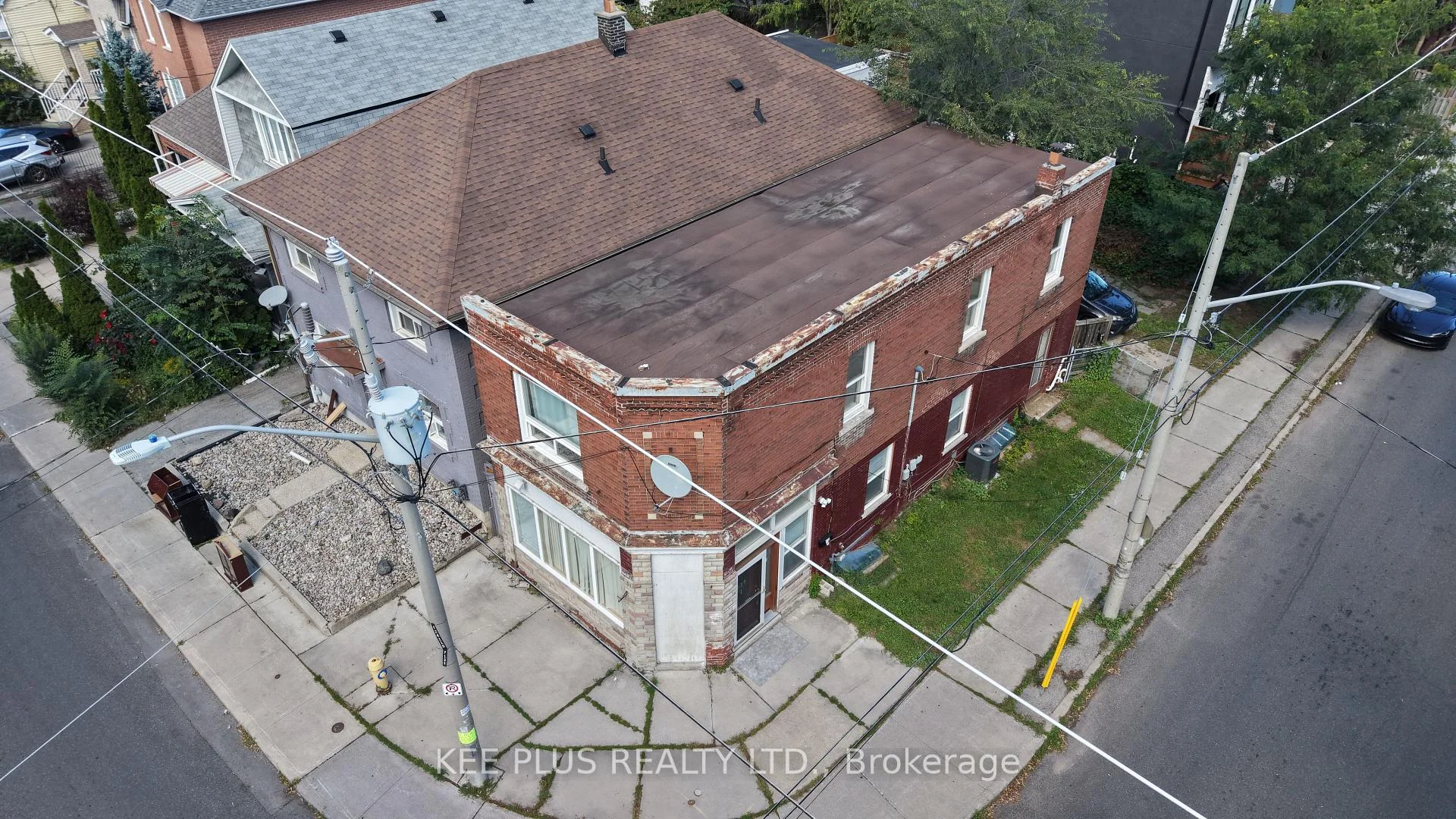 Photo 2 of 131 Chisholm Avenue, Toronto, Woodbine-Lumsden — HOMEH