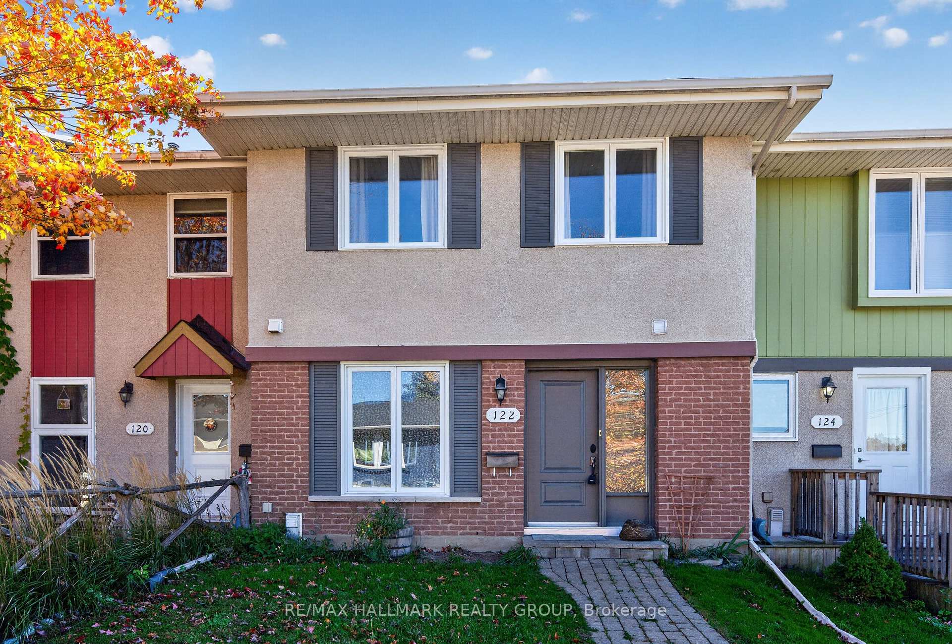 Photo 2 of 122 Costello Avenue, Ottawa, Leslie Park — HOMEH