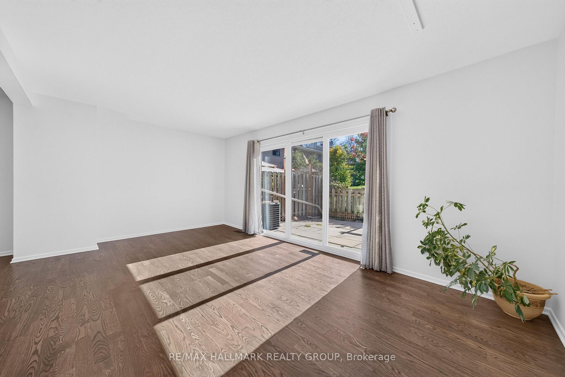 Photo 12 of 122 Costello Avenue, Ottawa, Leslie Park — HOMEH