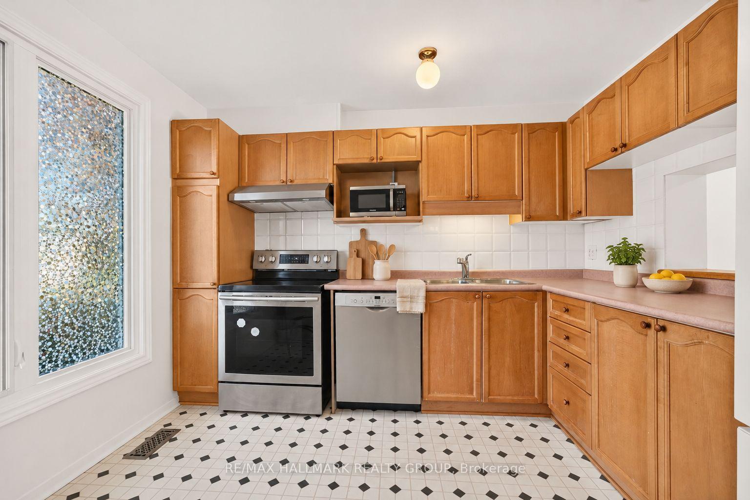 Photo 16 of 122 Costello Avenue, Ottawa, Leslie Park — HOMEH