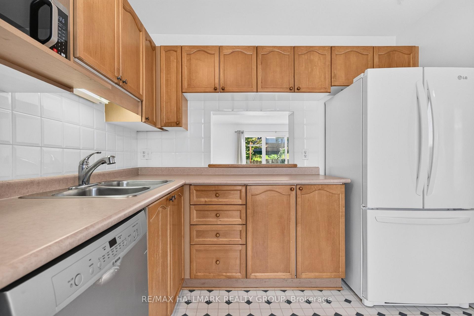 Photo 21 of 122 Costello Avenue, Ottawa, Leslie Park — HOMEH