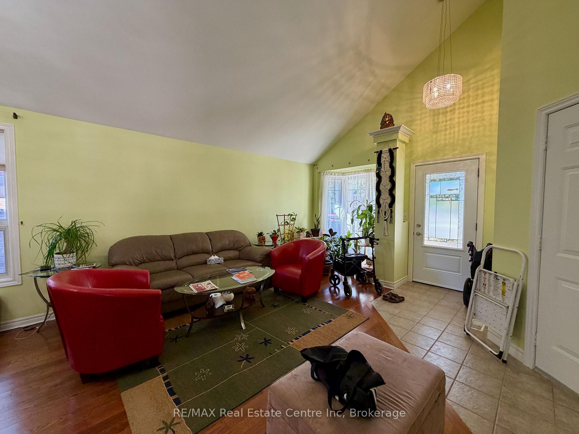 Photo 2 of 162 Clairfields Drive W, Guelph, Clairfields/Hanlon Business Park — HOMEH