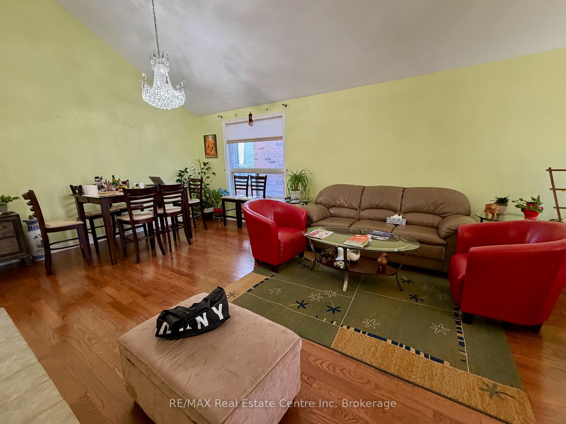 Photo 4 of 162 Clairfields Drive W, Guelph, Clairfields/Hanlon Business Park — HOMEH
