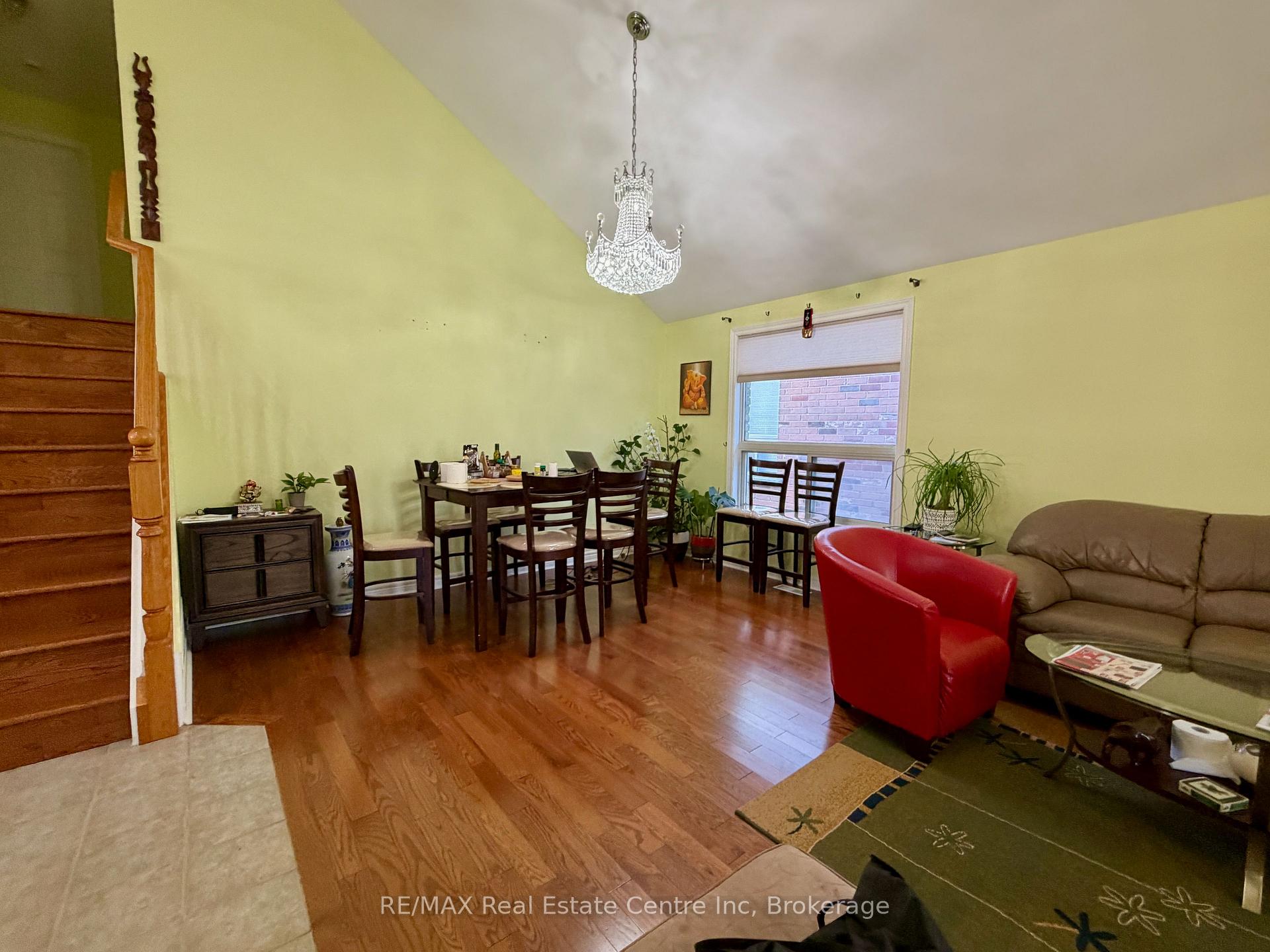 Photo 5 of 162 Clairfields Drive W, Guelph, Clairfields/Hanlon Business Park — HOMEH