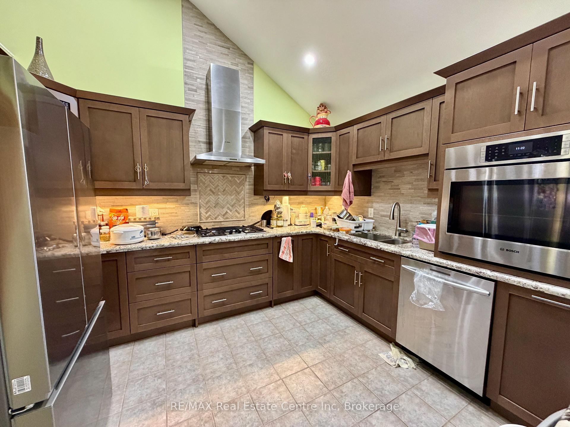 Photo 8 of 162 Clairfields Drive W, Guelph, Clairfields/Hanlon Business Park — HOMEH