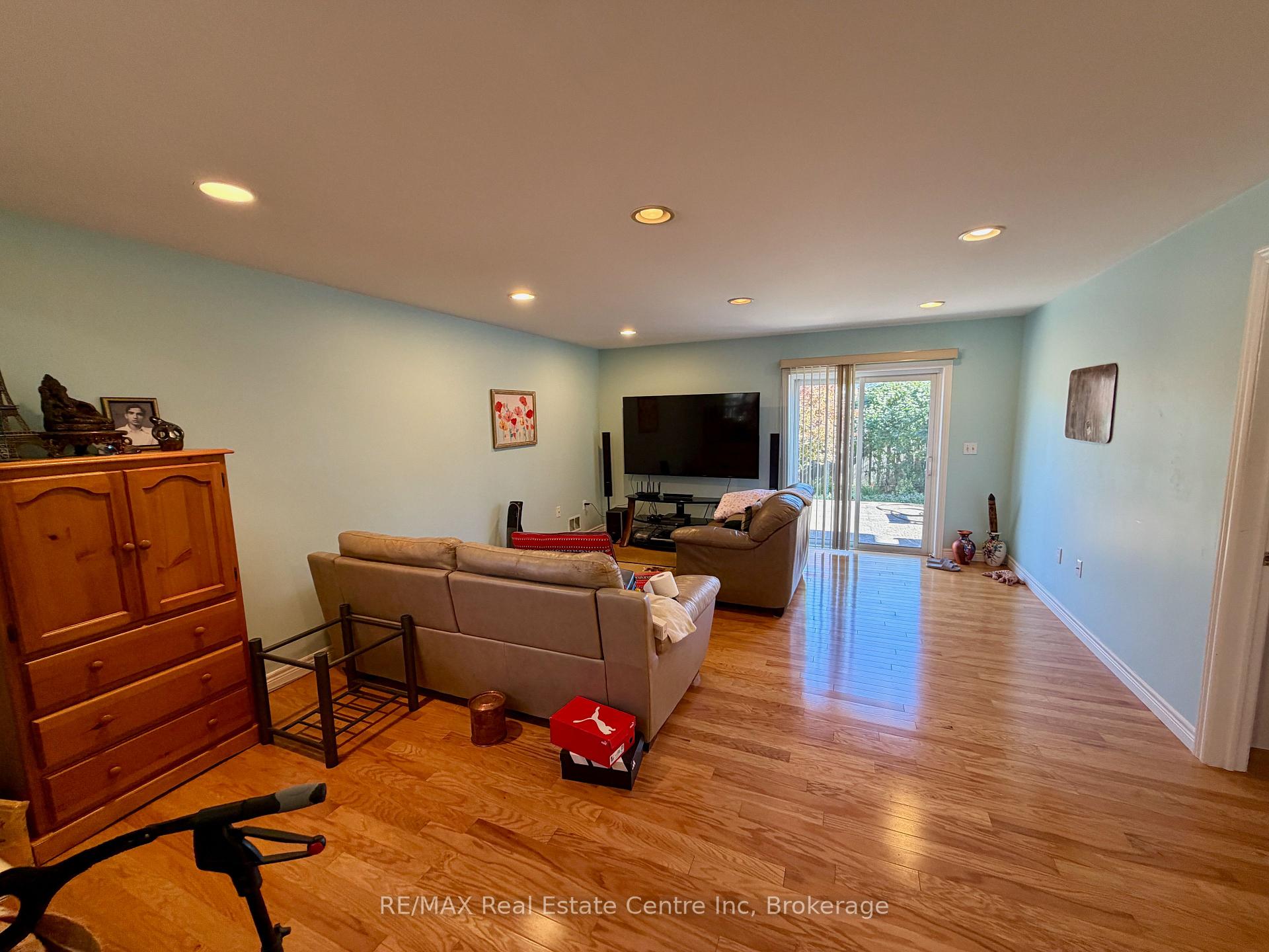 Photo 10 of 162 Clairfields Drive W, Guelph, Clairfields/Hanlon Business Park — HOMEH