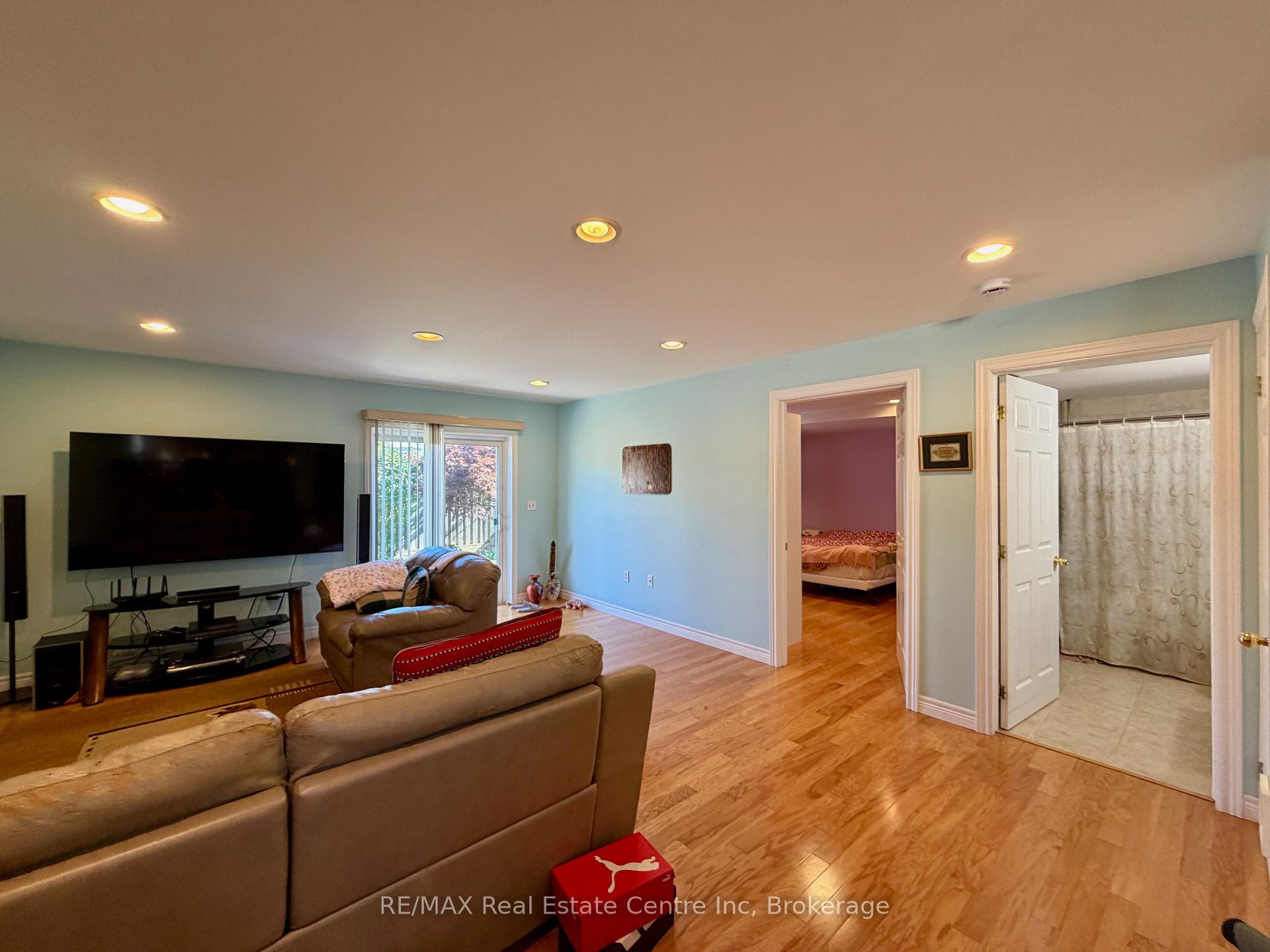 Photo 11 of 162 Clairfields Drive W, Guelph, Clairfields/Hanlon Business Park — HOMEH